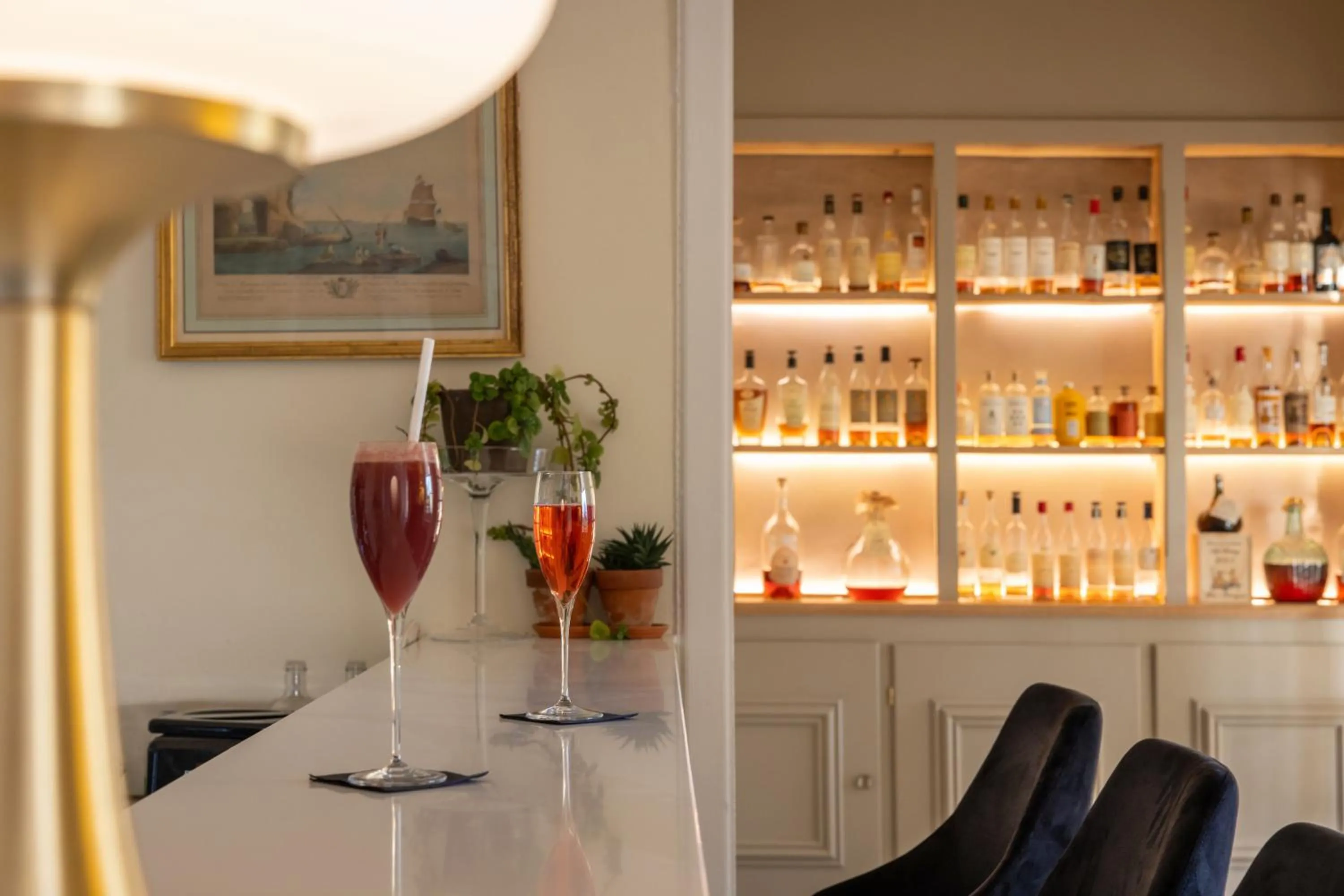 Lounge or bar in Logis Hôtel Restaurant Château Bellevue