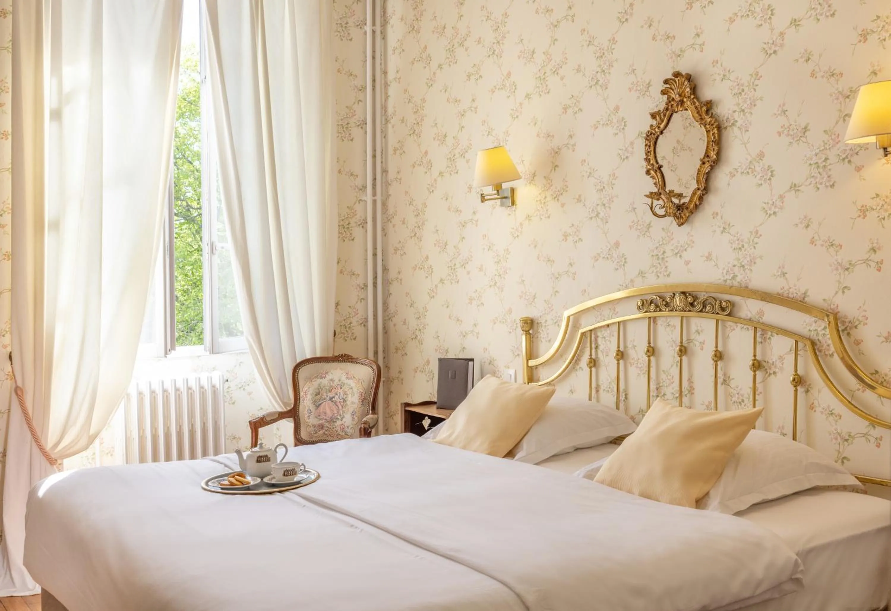 Photo of the whole room, Bed in Logis Hôtel Restaurant Château Bellevue