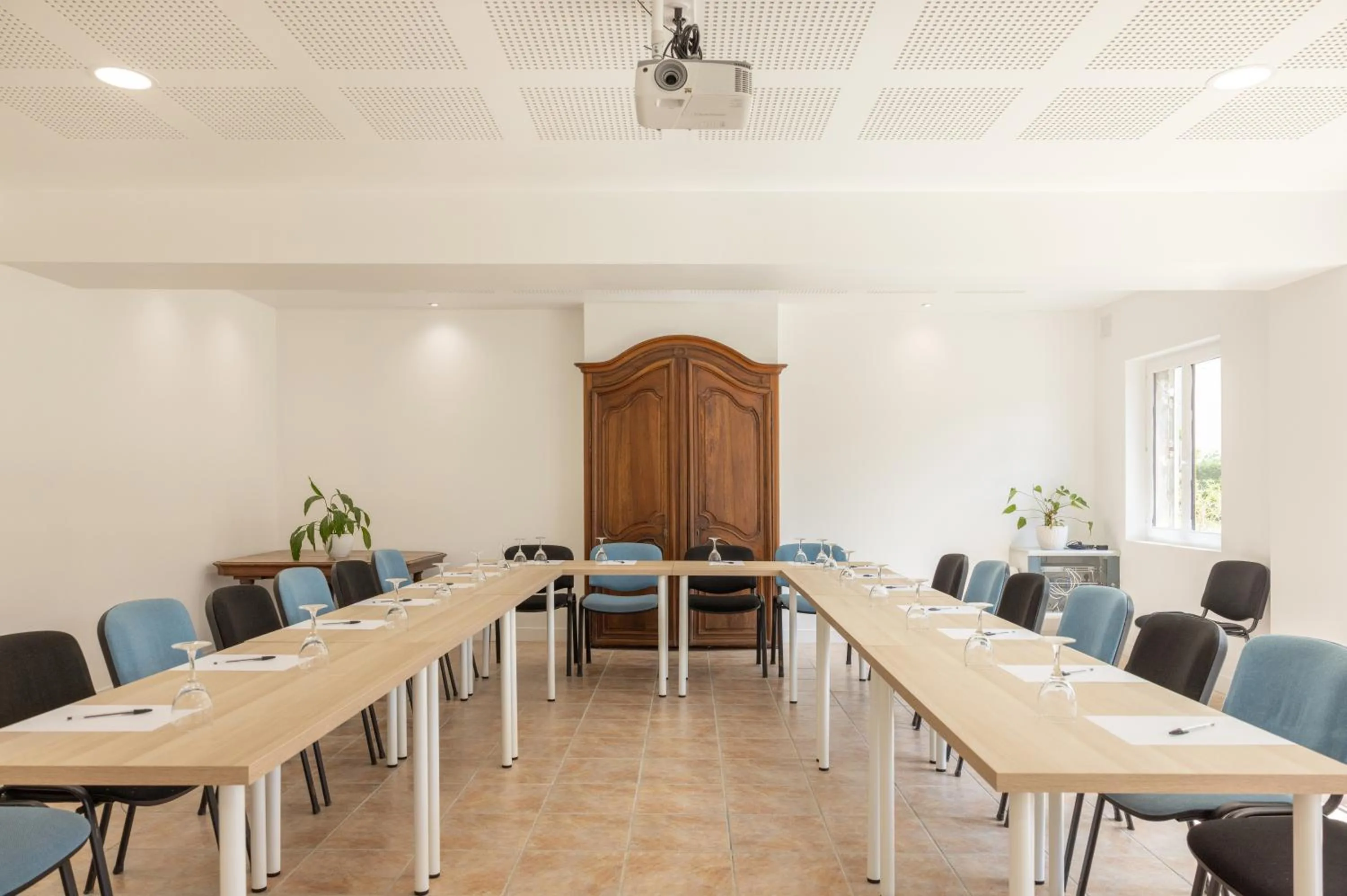 Meeting/conference room in Logis Hôtel Restaurant Château Bellevue