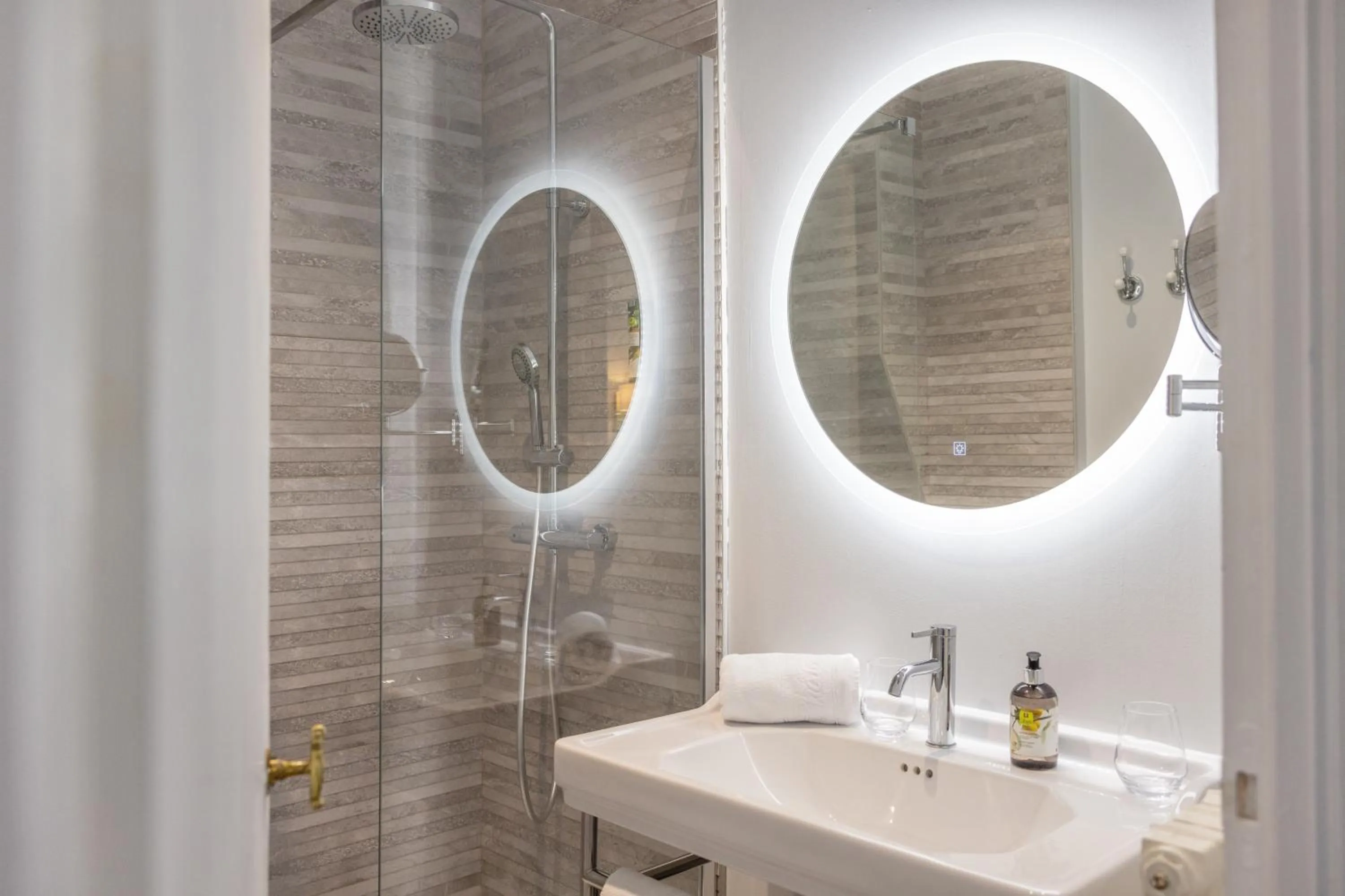 Shower in Logis Hôtel Restaurant Château Bellevue