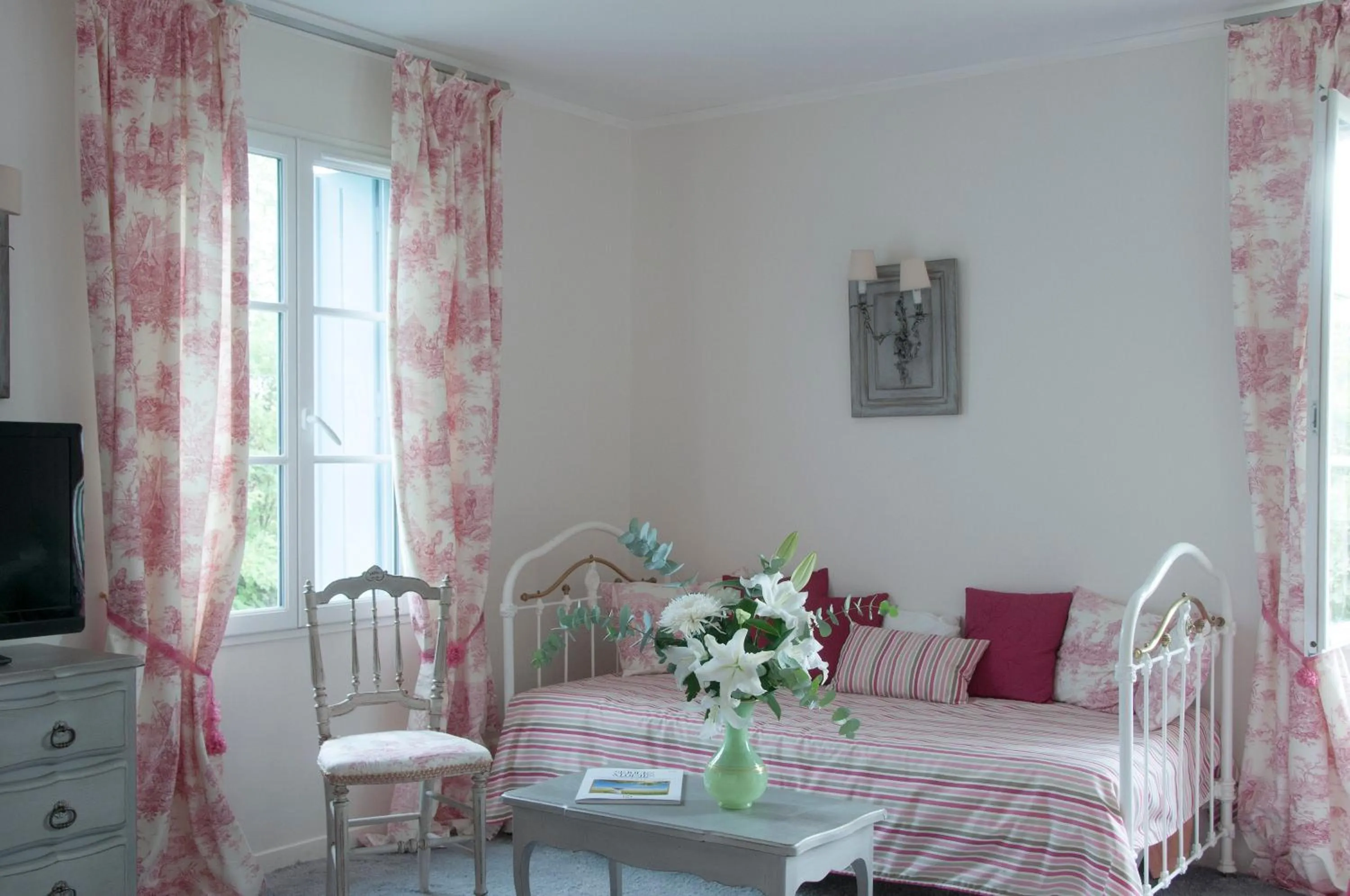 Photo of the whole room, Bed in Logis Hôtel Restaurant Château Bellevue