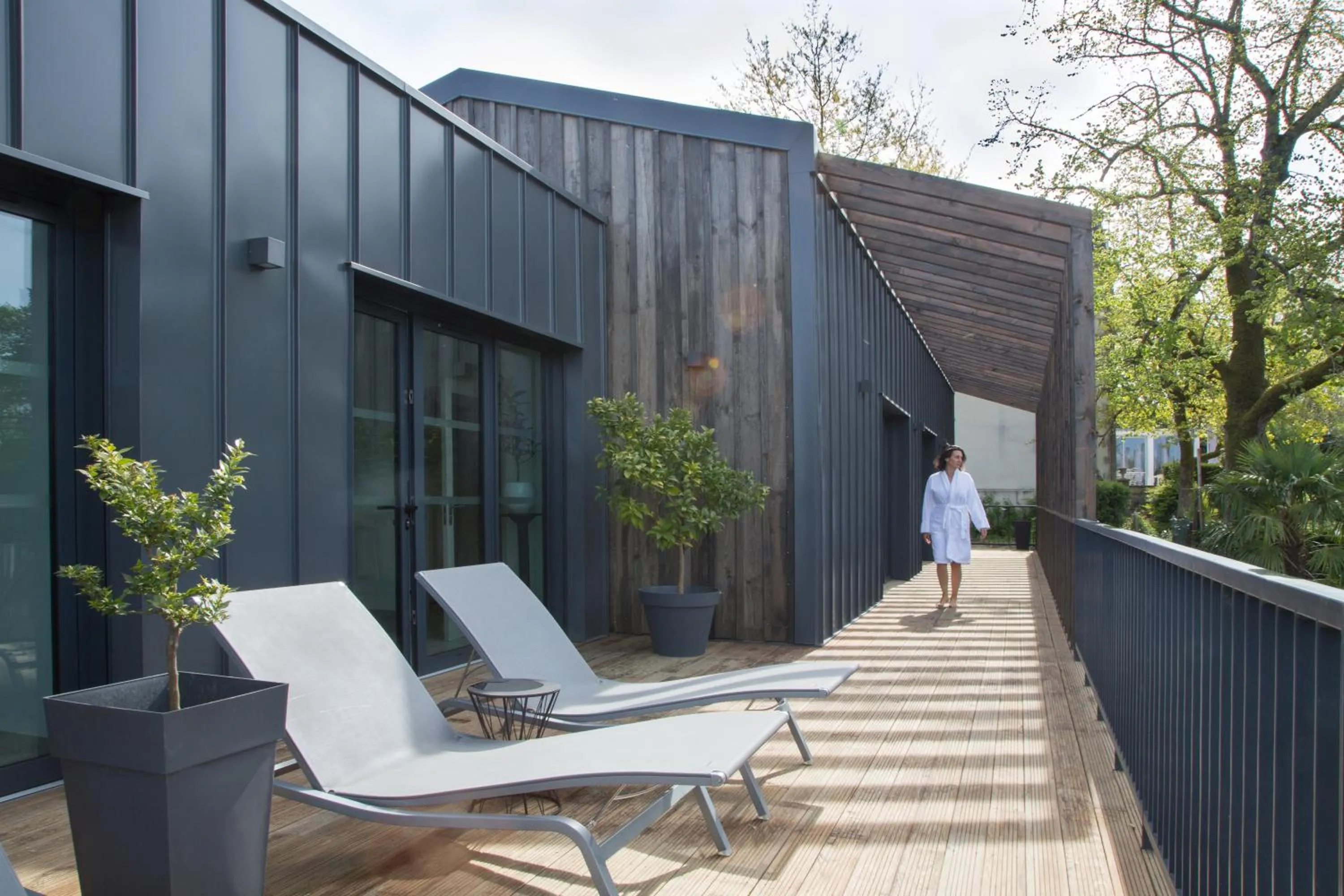 Patio in Logis Hôtel Restaurant Château Bellevue