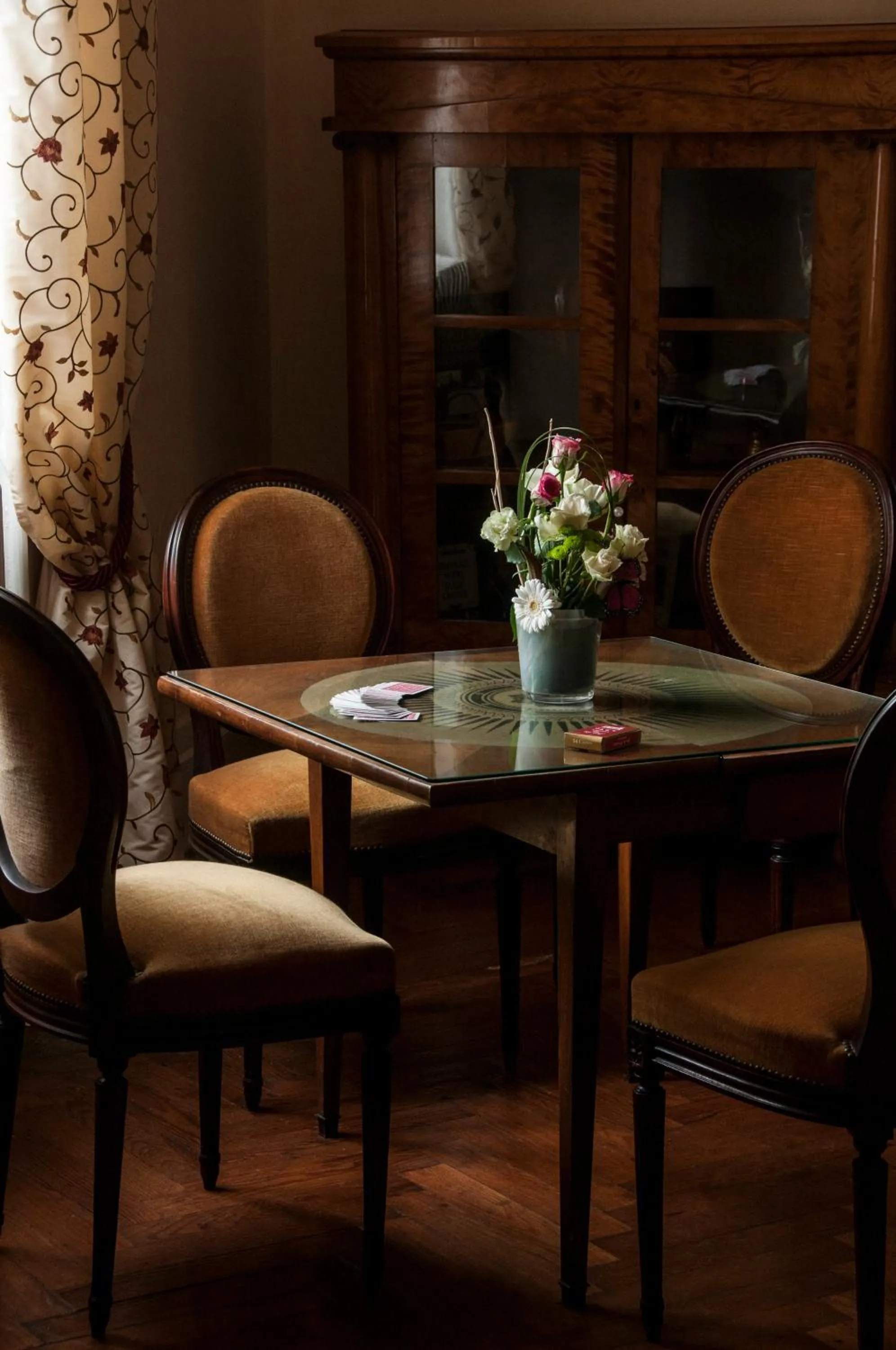 Lounge or bar in Logis Hôtel Restaurant Château Bellevue