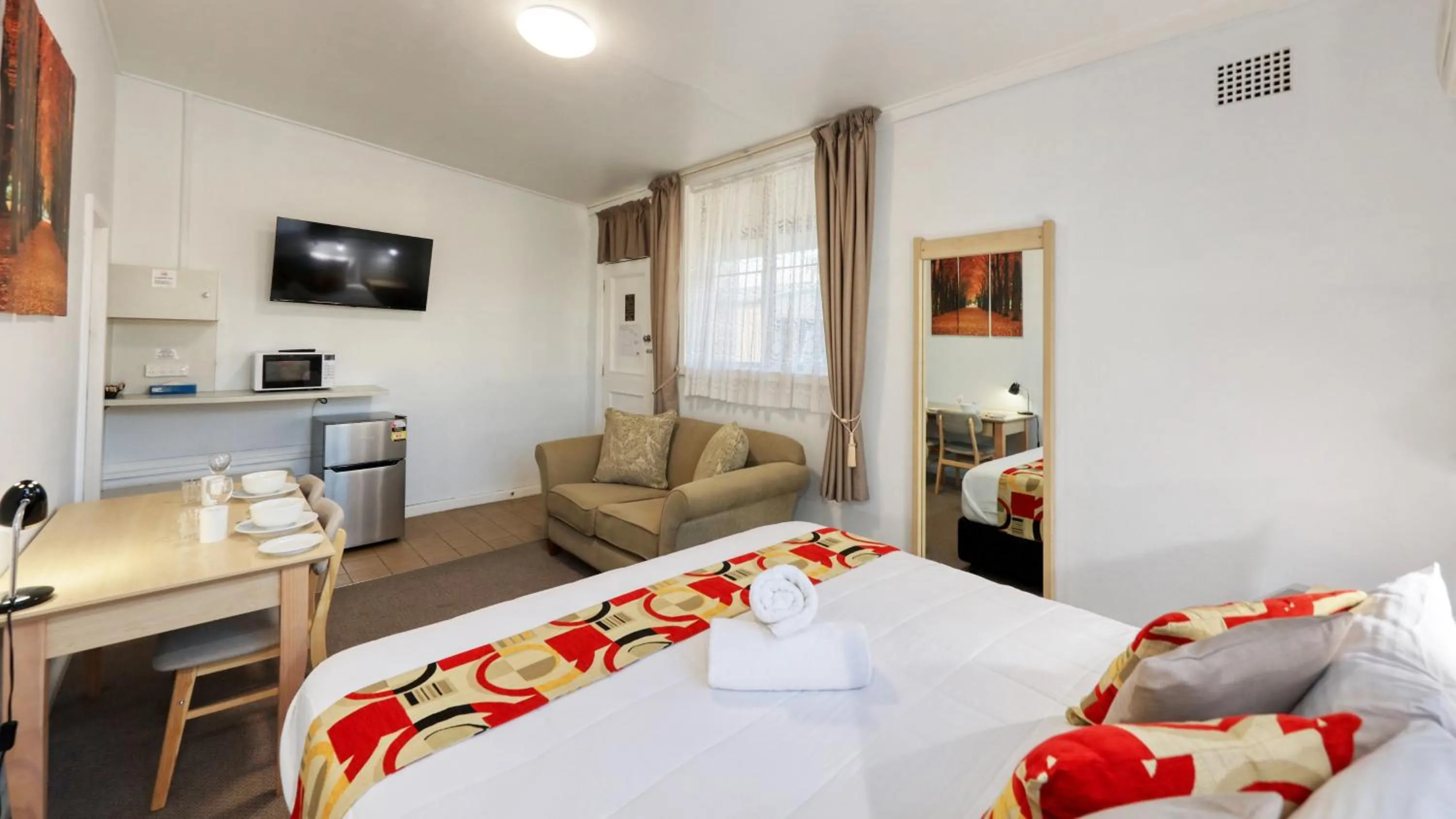 Dining area, Bed in CBD GI Motel