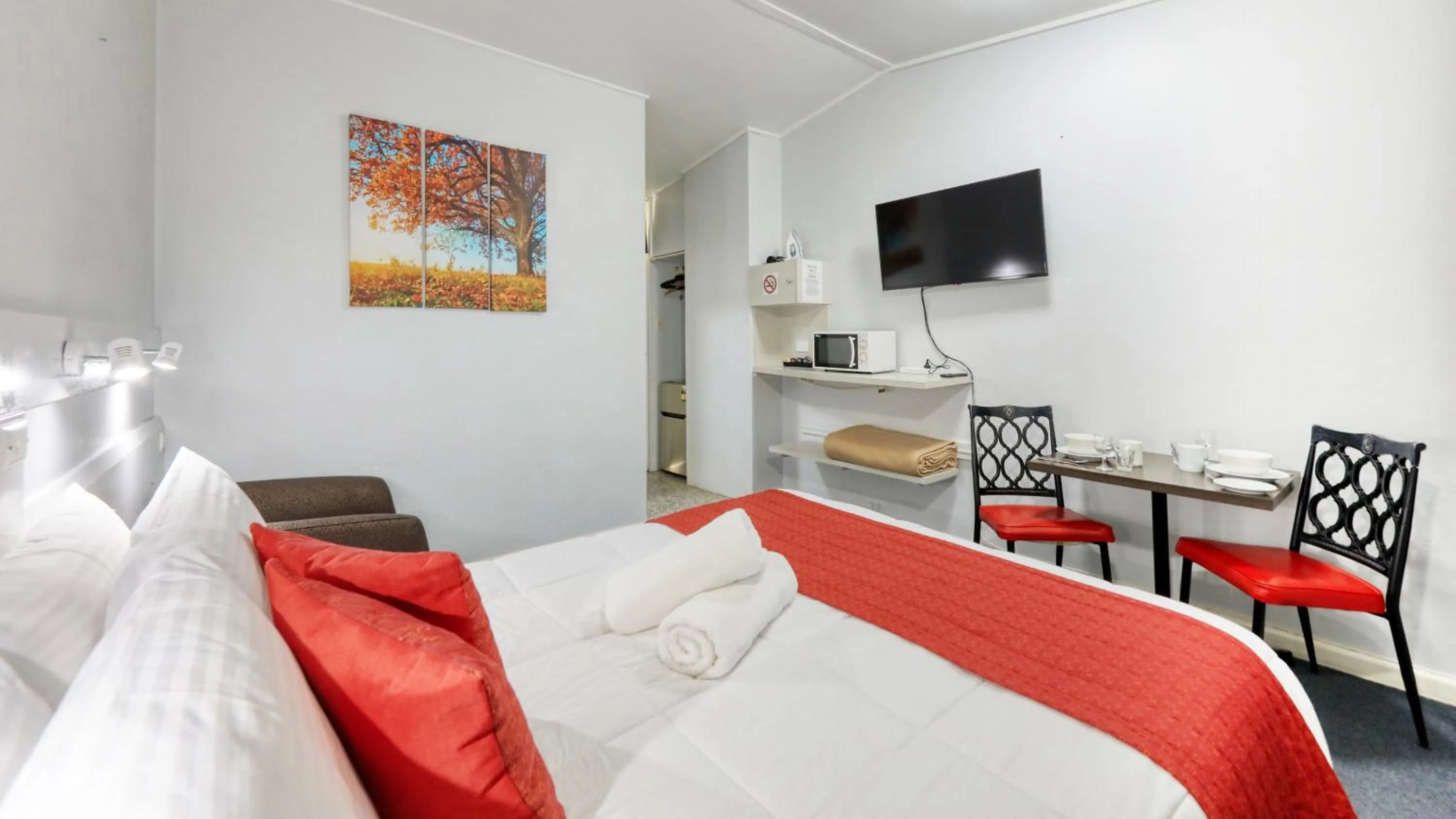 Dining area, Bed in CBD GI Motel