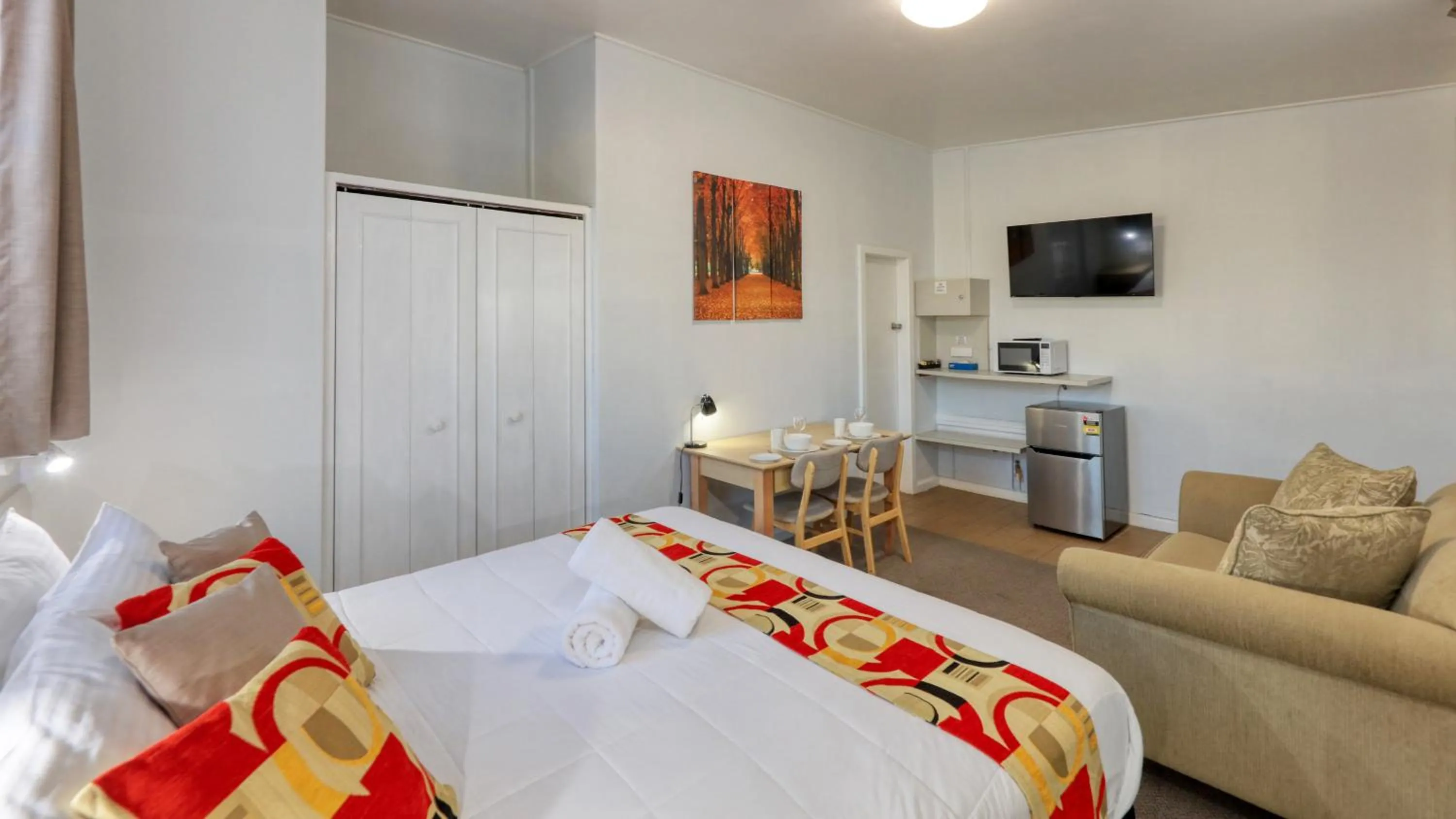 Seating area, Bed in CBD GI Motel