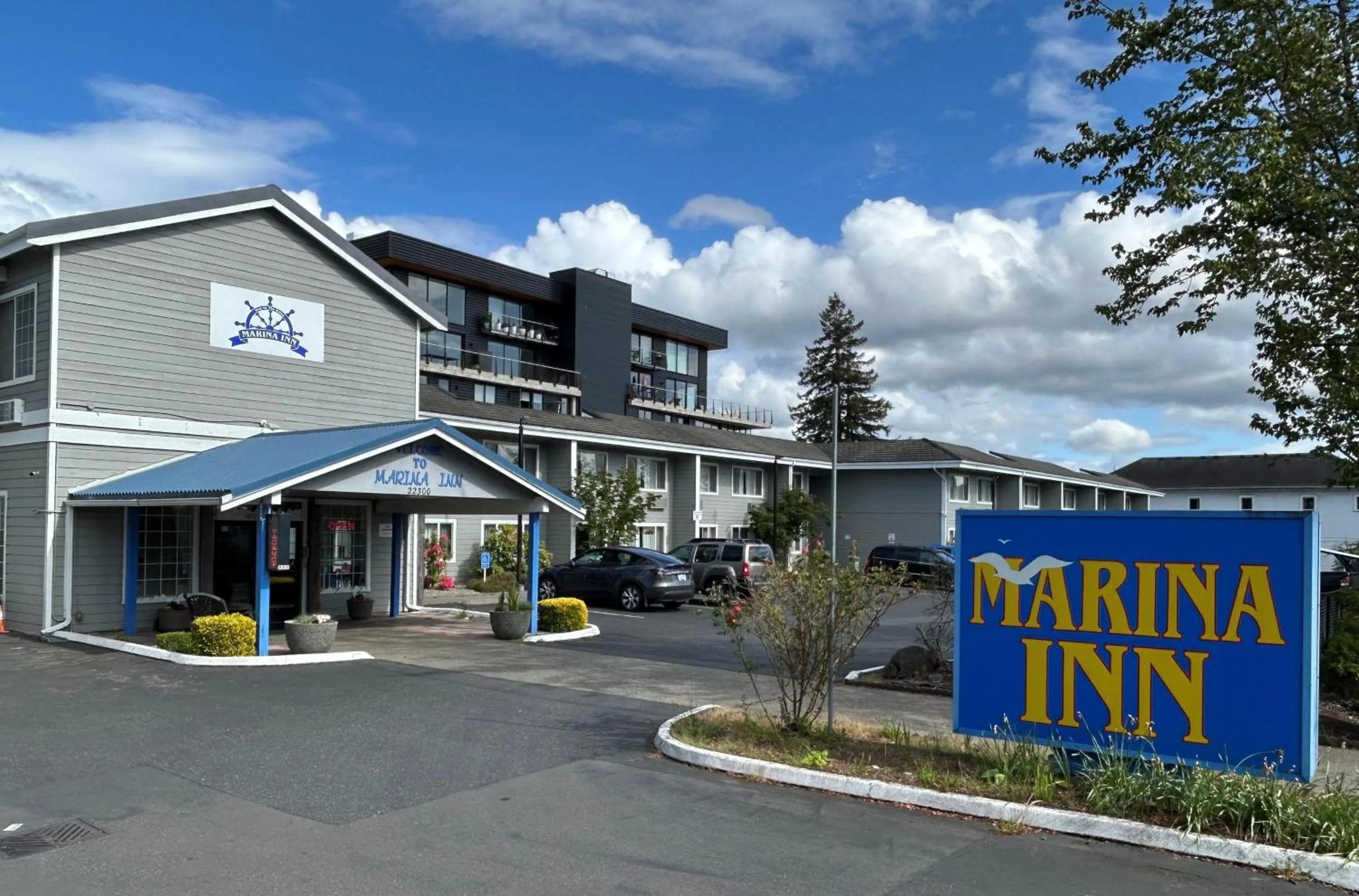 Property building in Marina Inn Des Moines / SeaTac
