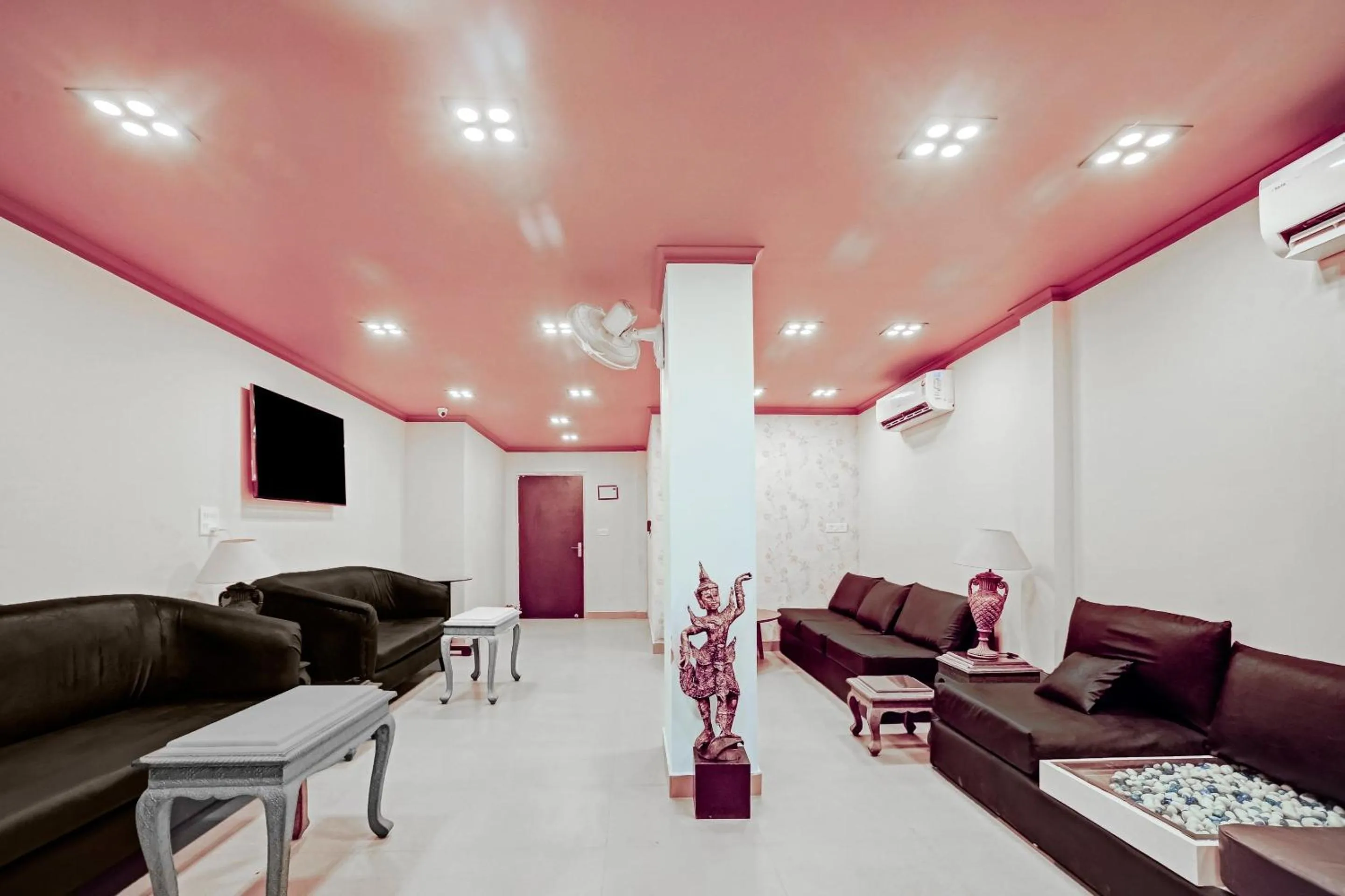 Lobby or reception in Collection O One Hotel