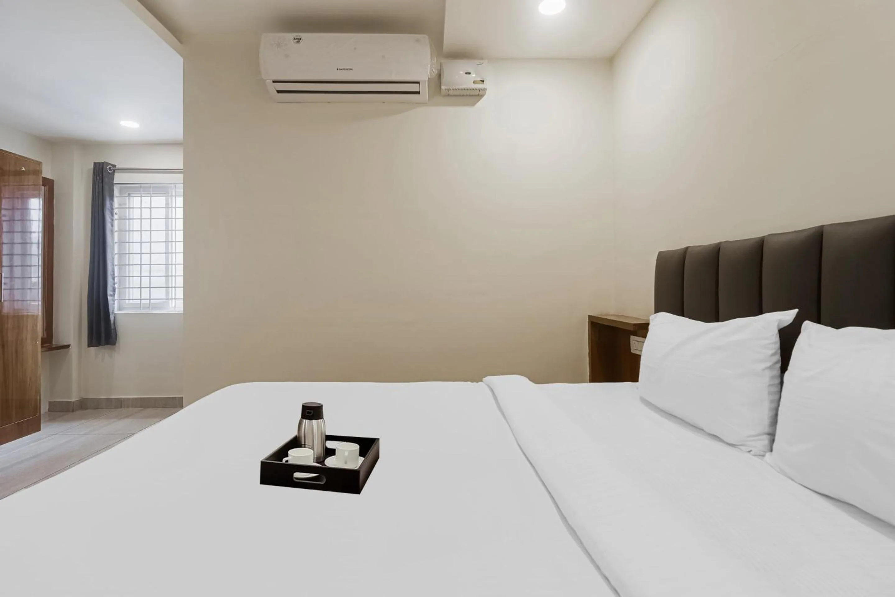 Bedroom, Bed in Townhouse DJ Grand