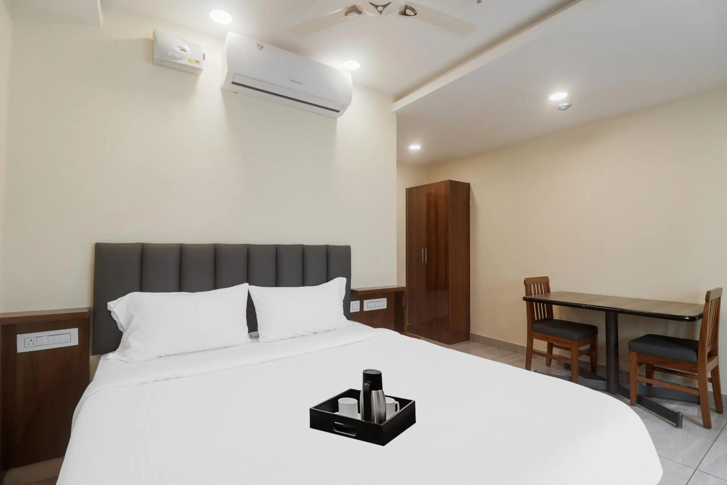 Bedroom, Bed in Townhouse DJ Grand