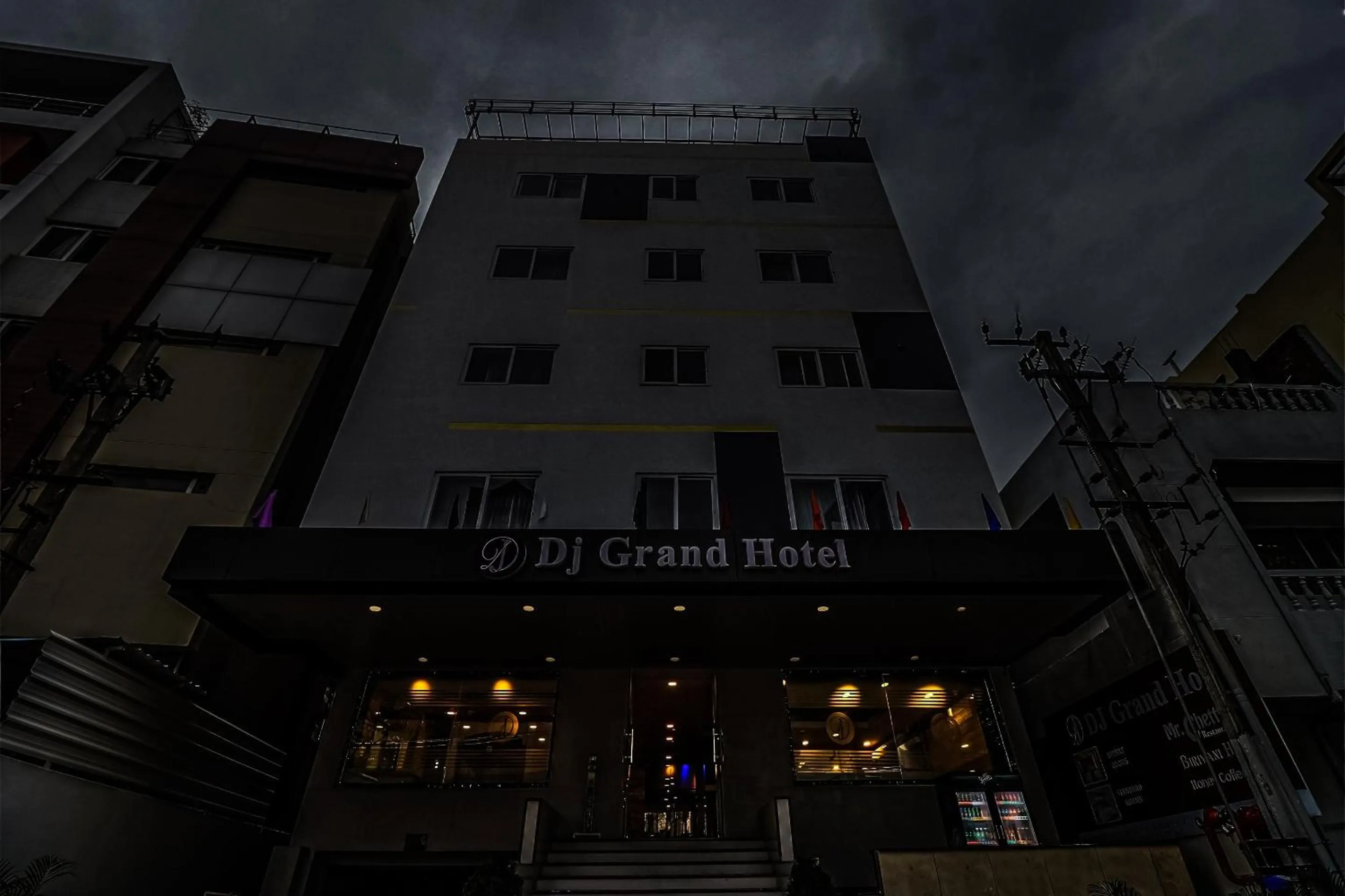 Facade/entrance in Townhouse DJ Grand