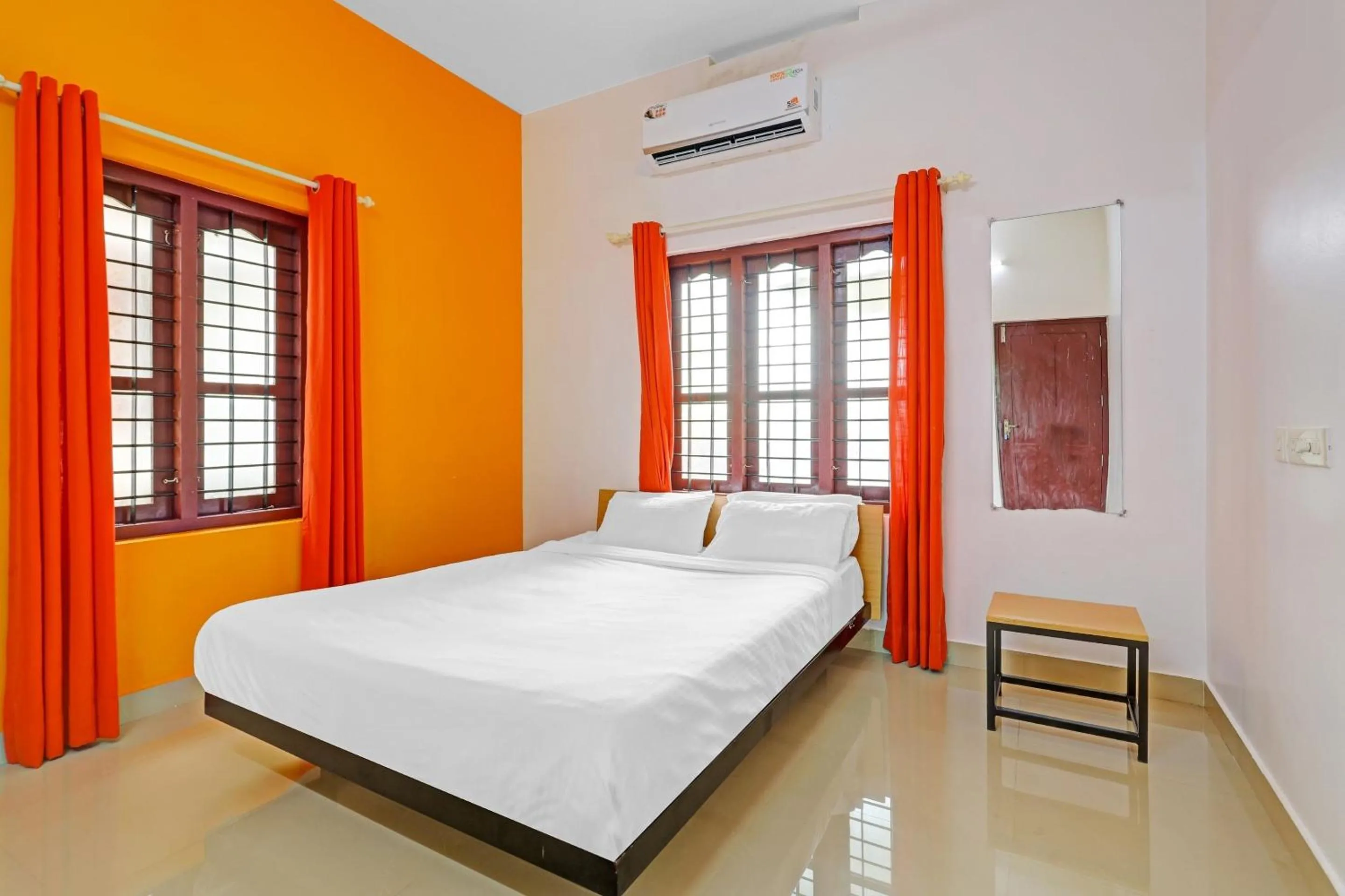 Bedroom, Bed in Super Capital O Pop Tavern Kazhakkottam