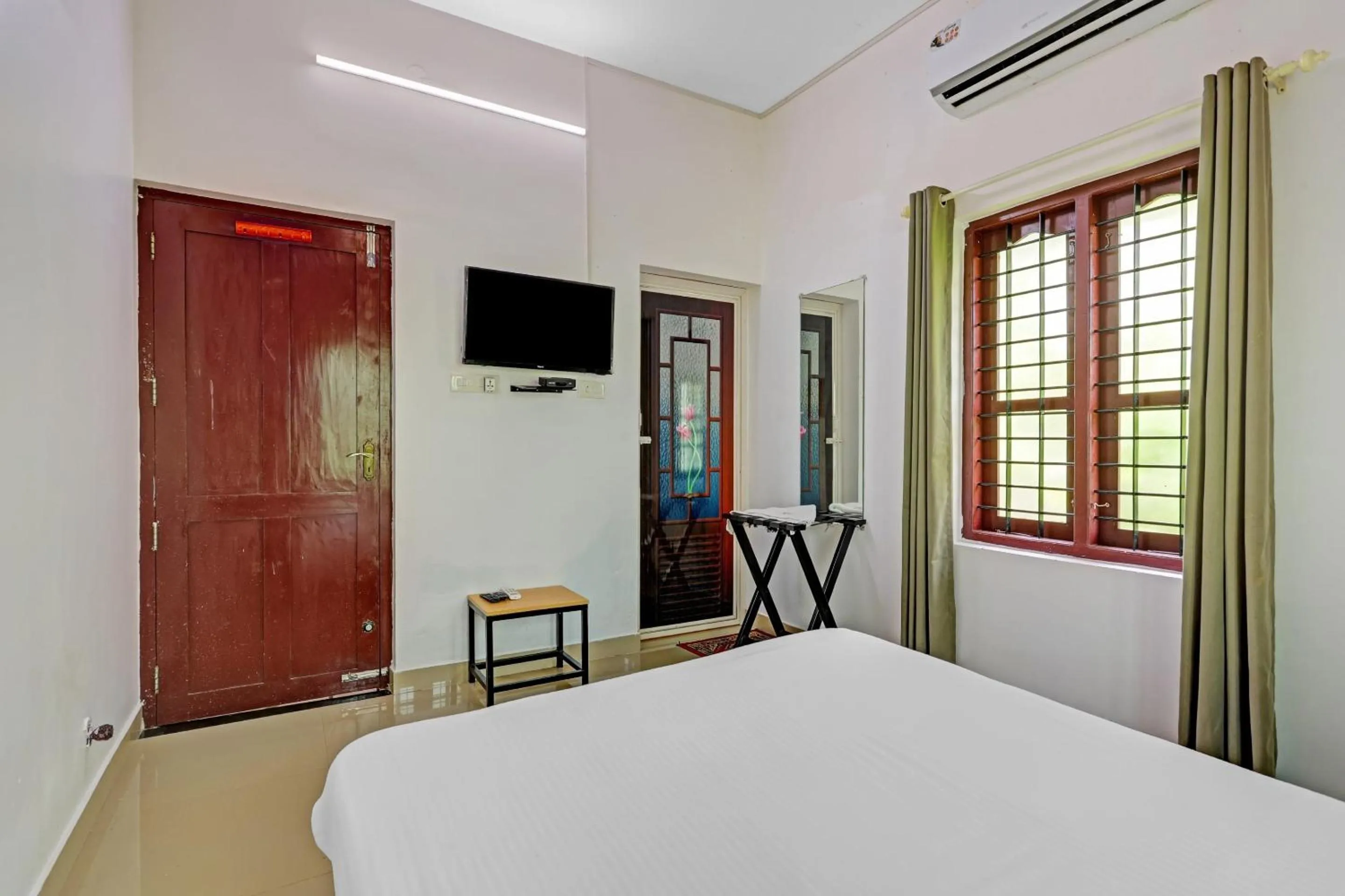 Bedroom, Bed in Super Capital O Pop Tavern Kazhakkottam