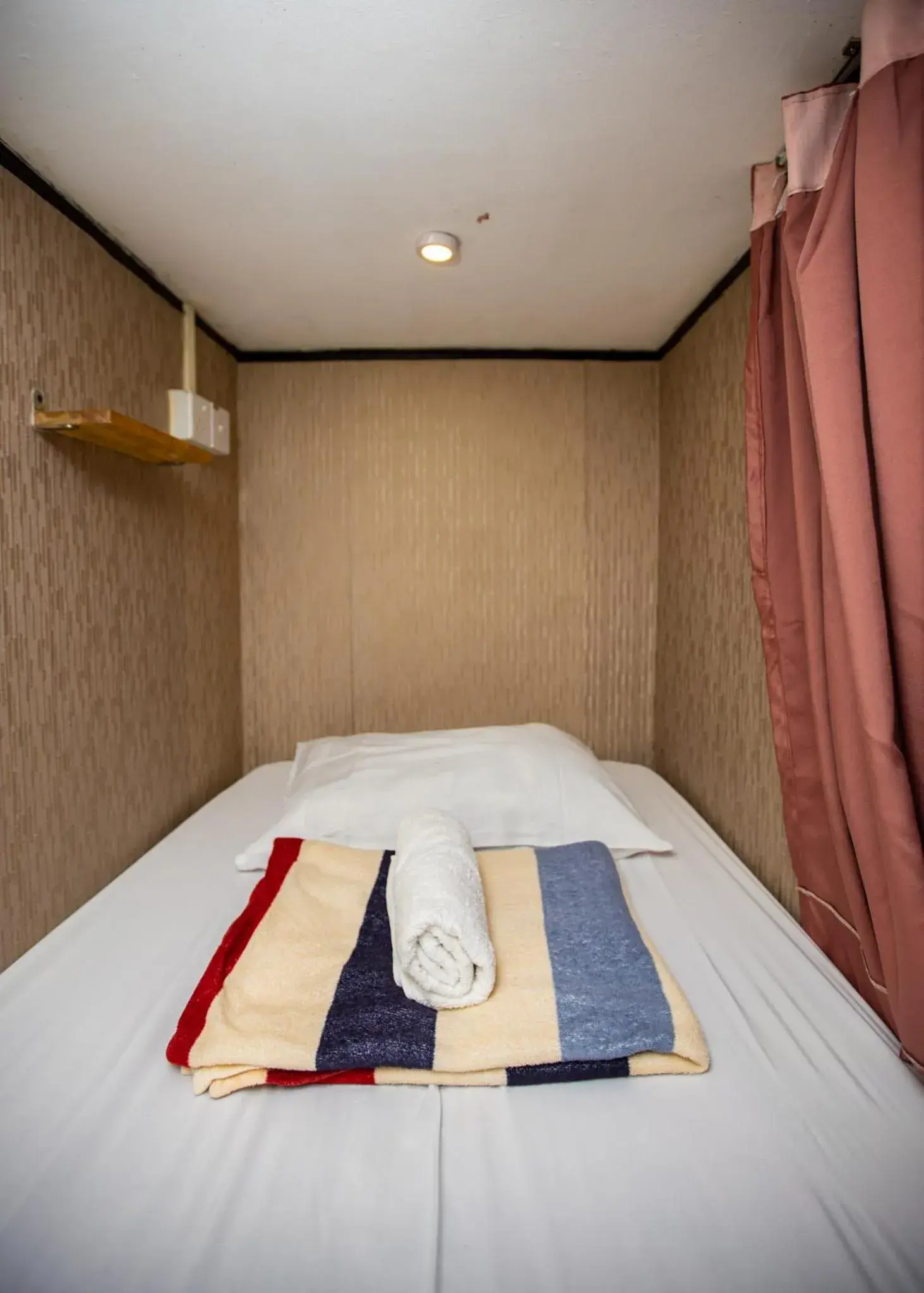 Bed in 4-Bed Mixed Dormitory Room in Escape Backpackers KK Bed in 4-Bed Mixed Dormitory Room in Escape Backpackers KK