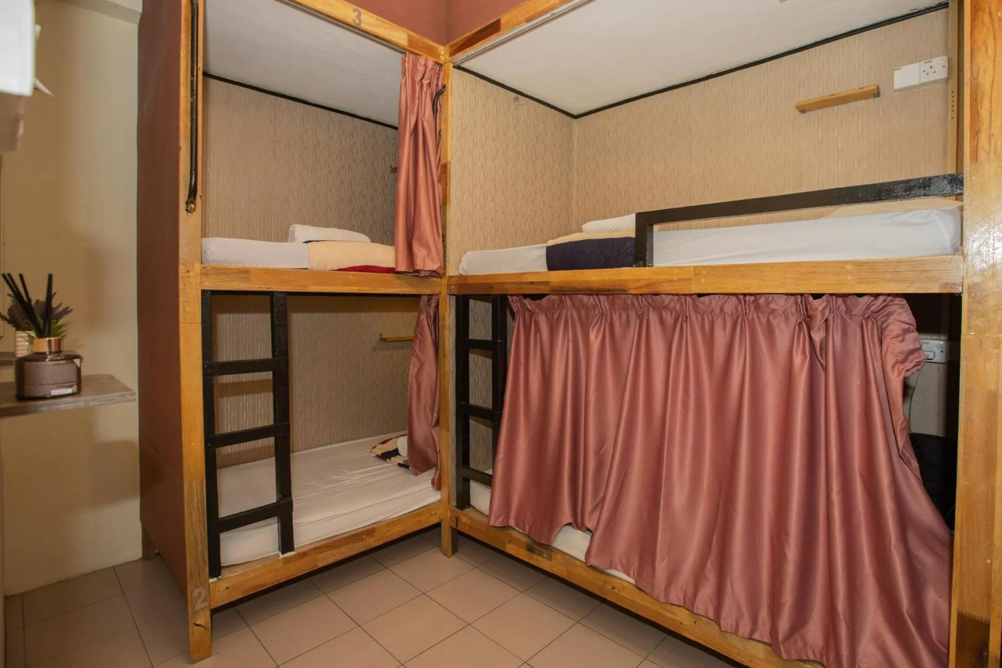 Bed in Escape Backpackers KK