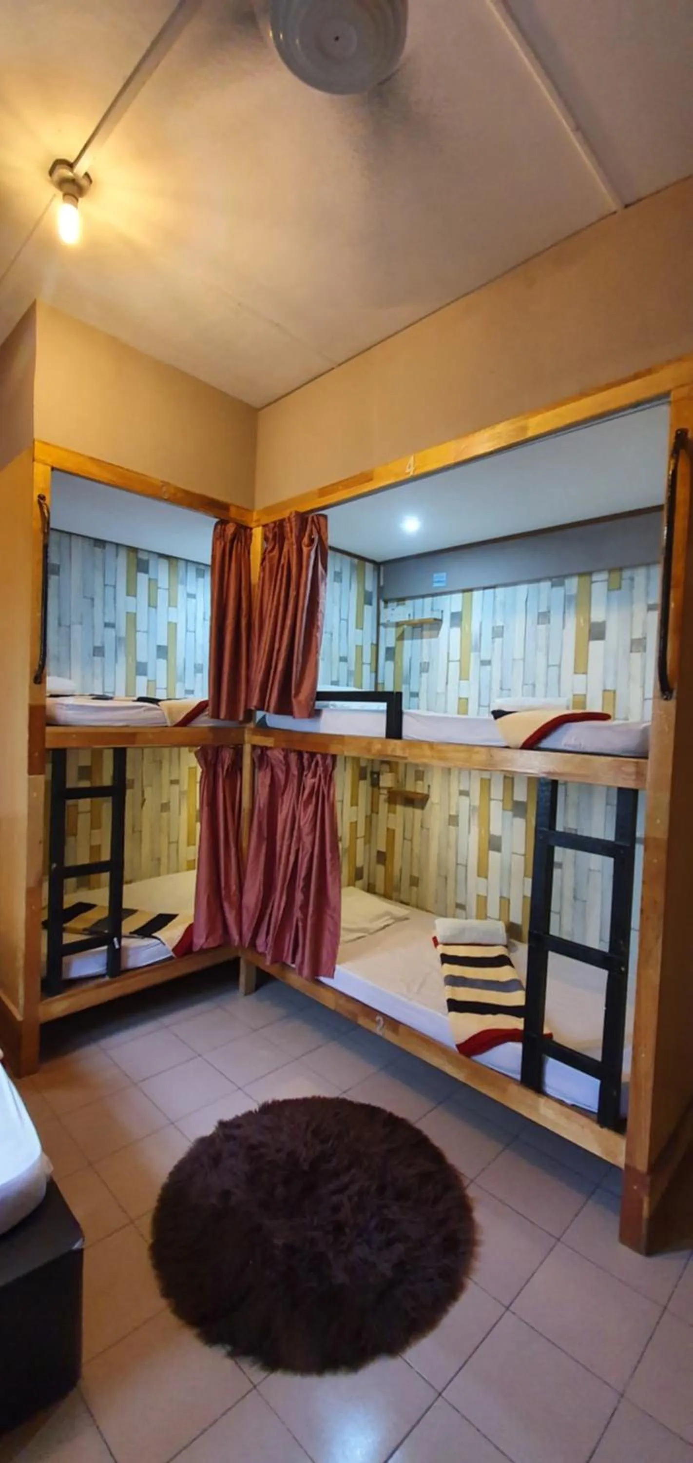 Bed in Escape Backpackers KK