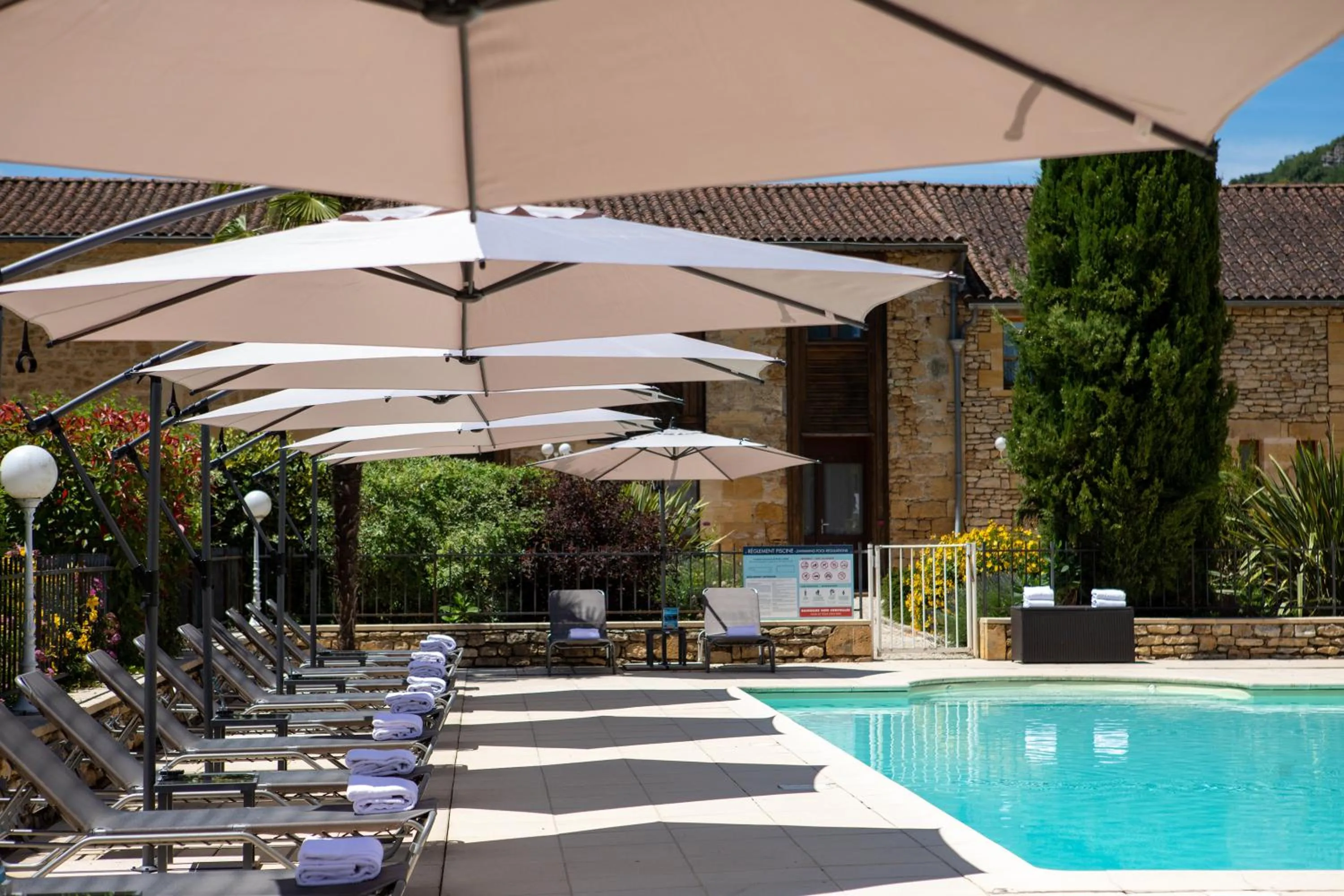 Swimming pool in Domaine de Monrecour - Hôtel & Restaurant - Proche de Sarlat
