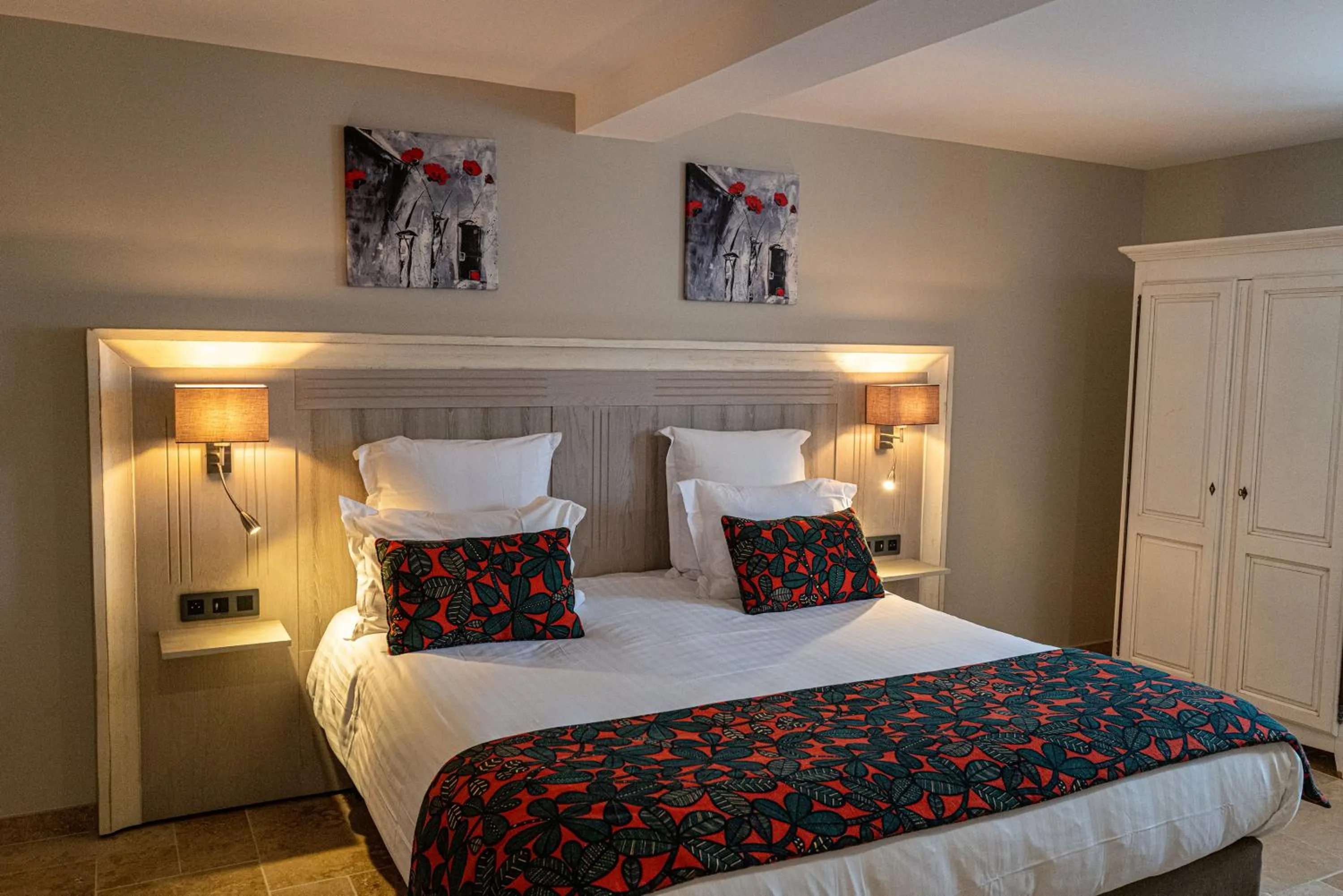 Bed in Domaine de Monrecour - Hôtel & Restaurant - Proche de Sarlat