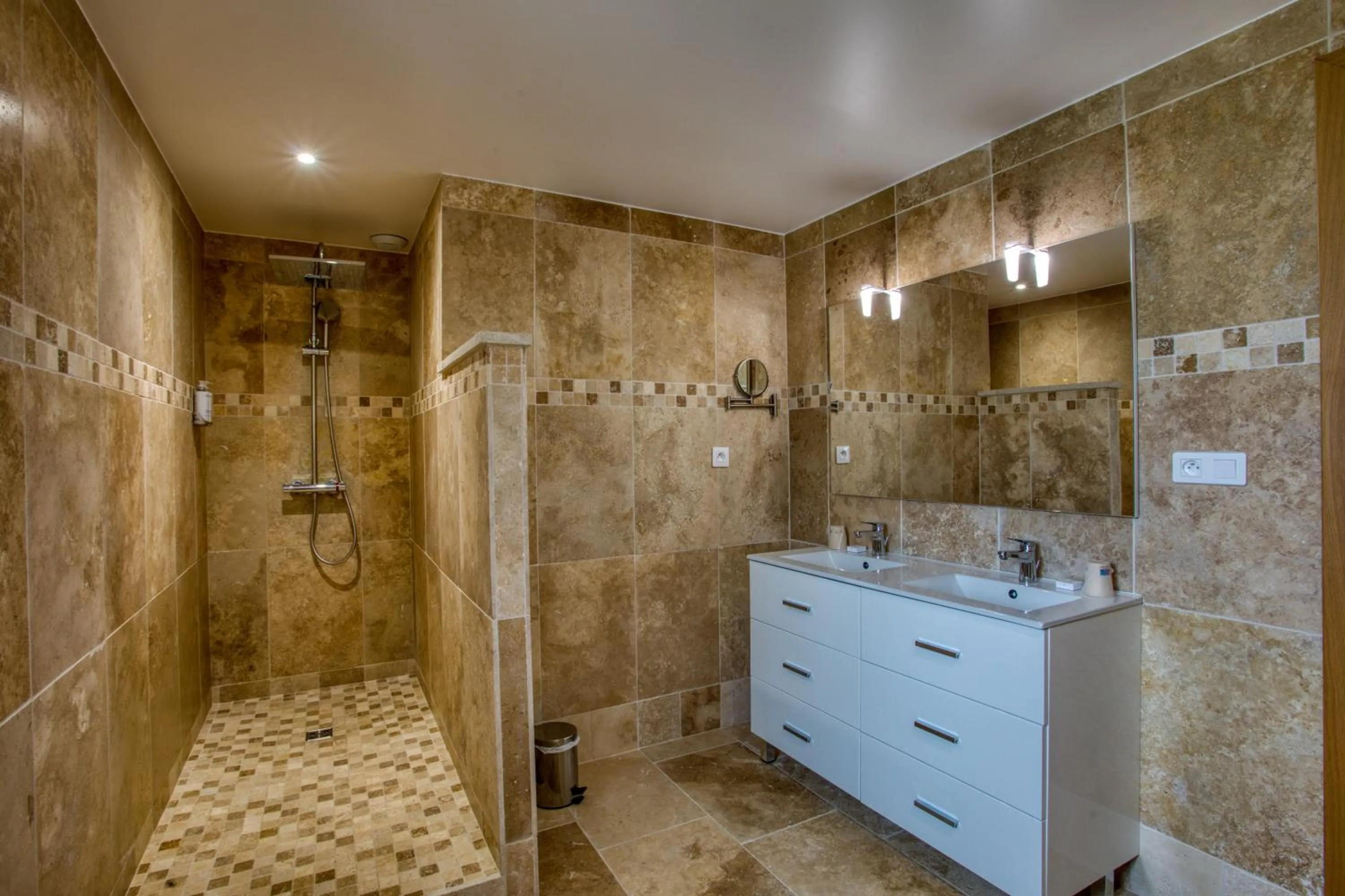 Shower in Domaine de Monrecour - Hôtel & Restaurant - Proche de Sarlat