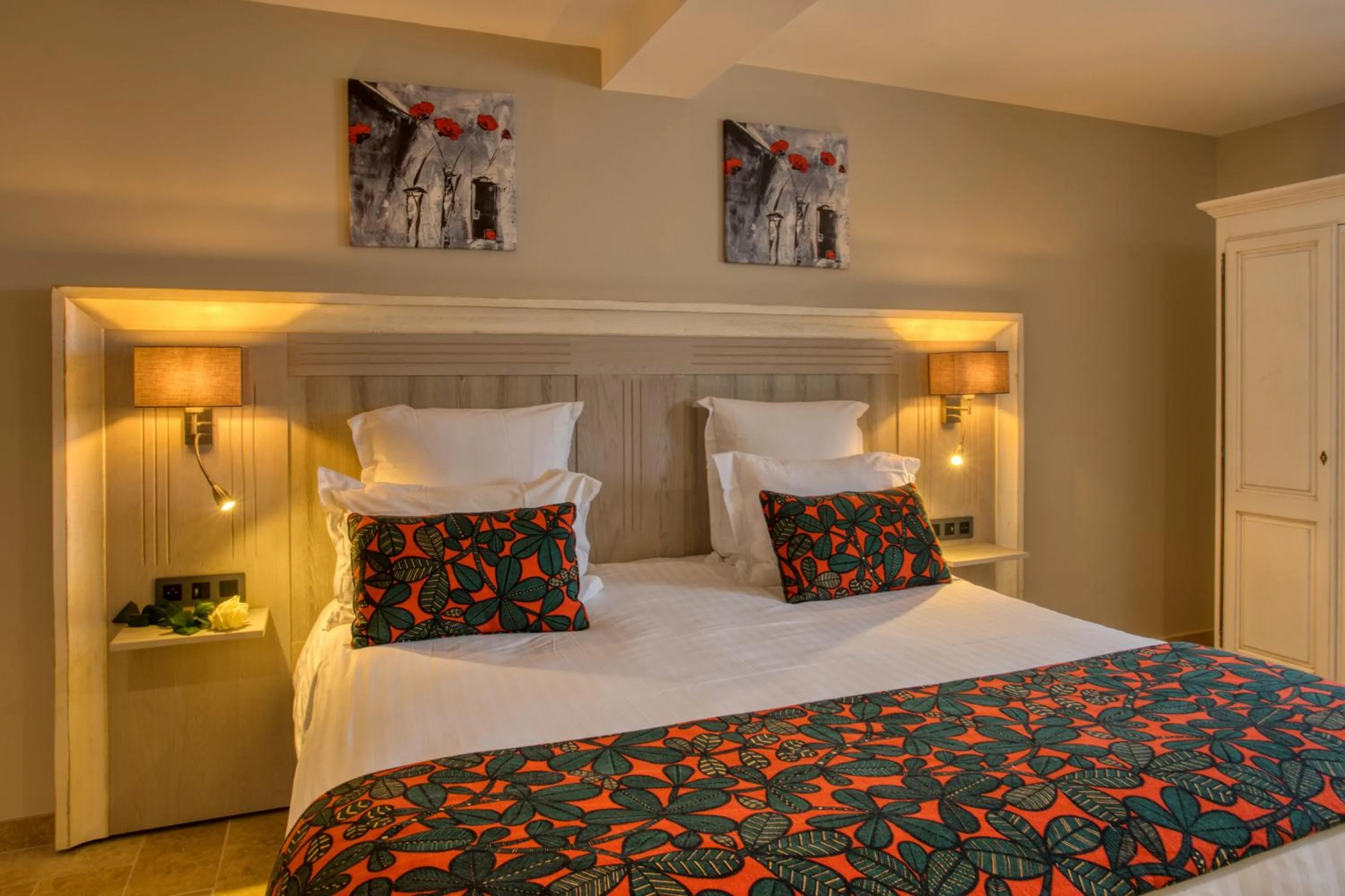 Bed in Domaine de Monrecour - Hôtel & Restaurant - Proche de Sarlat