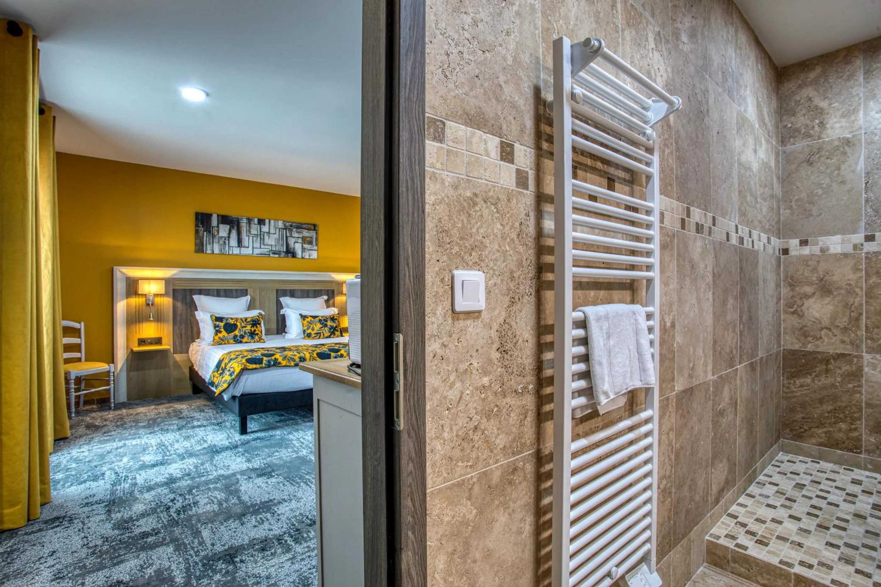 Shower, Bed in Domaine de Monrecour - Hôtel & Restaurant - Proche de Sarlat