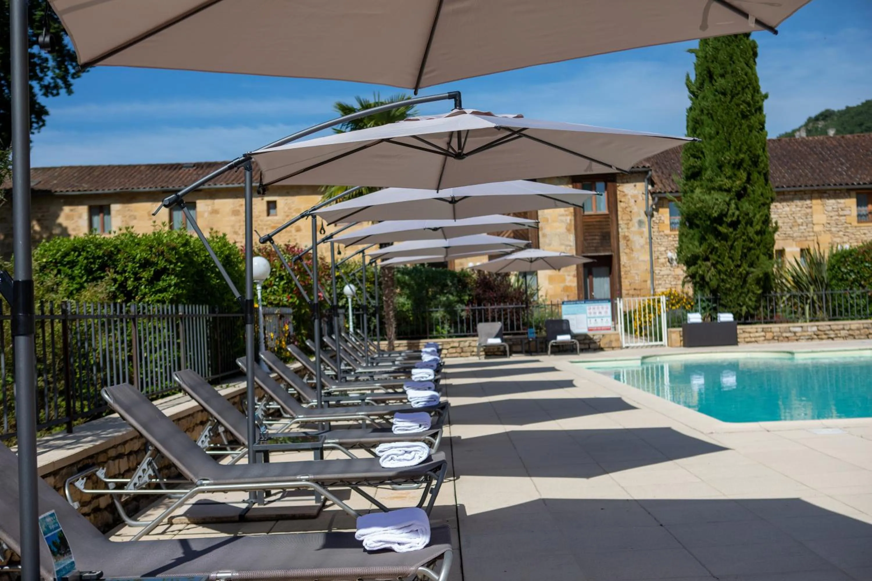 Swimming pool in Domaine de Monrecour - Hôtel & Restaurant - Proche de Sarlat