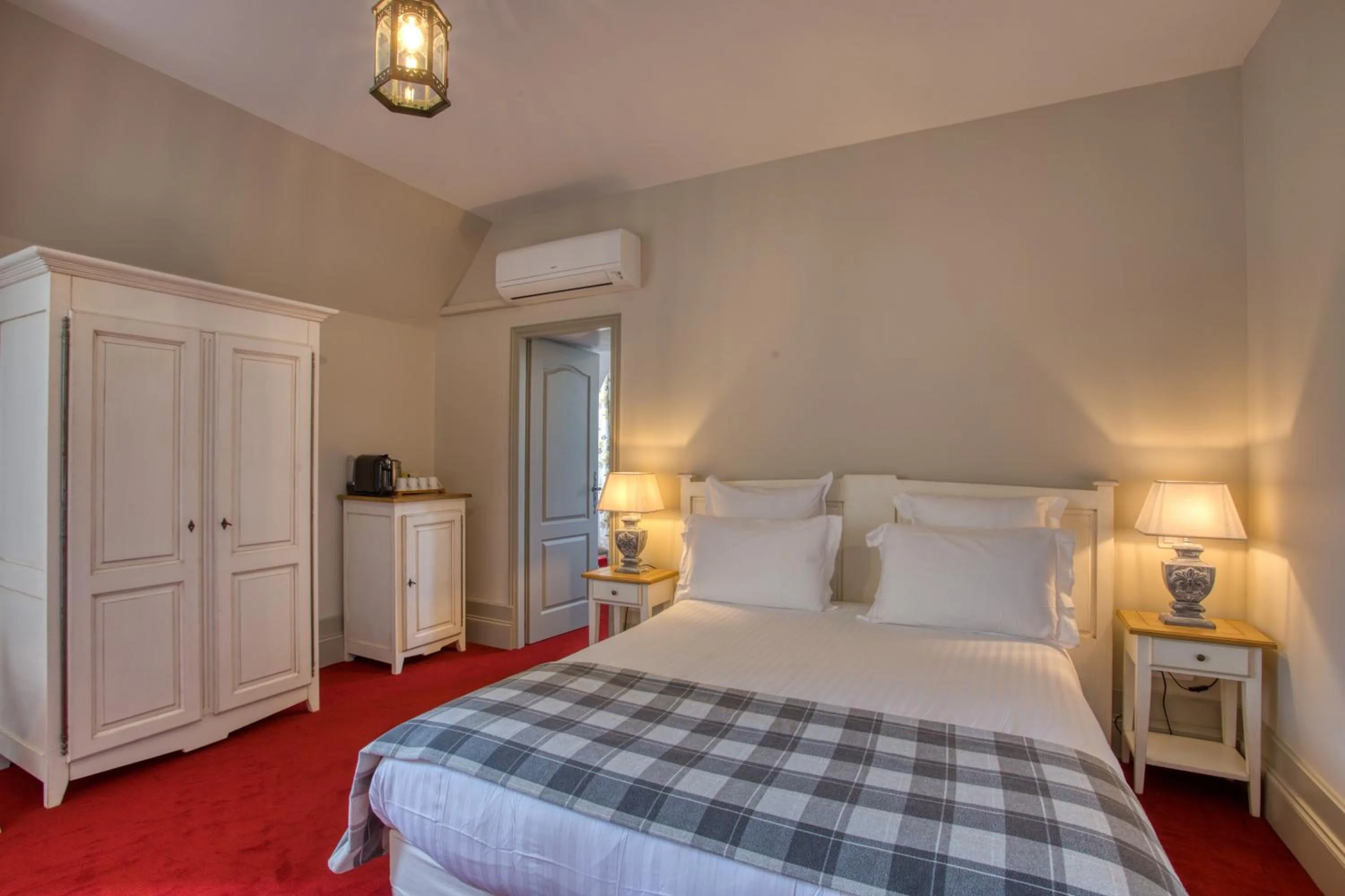 Bed in Domaine de Monrecour - Hôtel & Restaurant - Proche de Sarlat