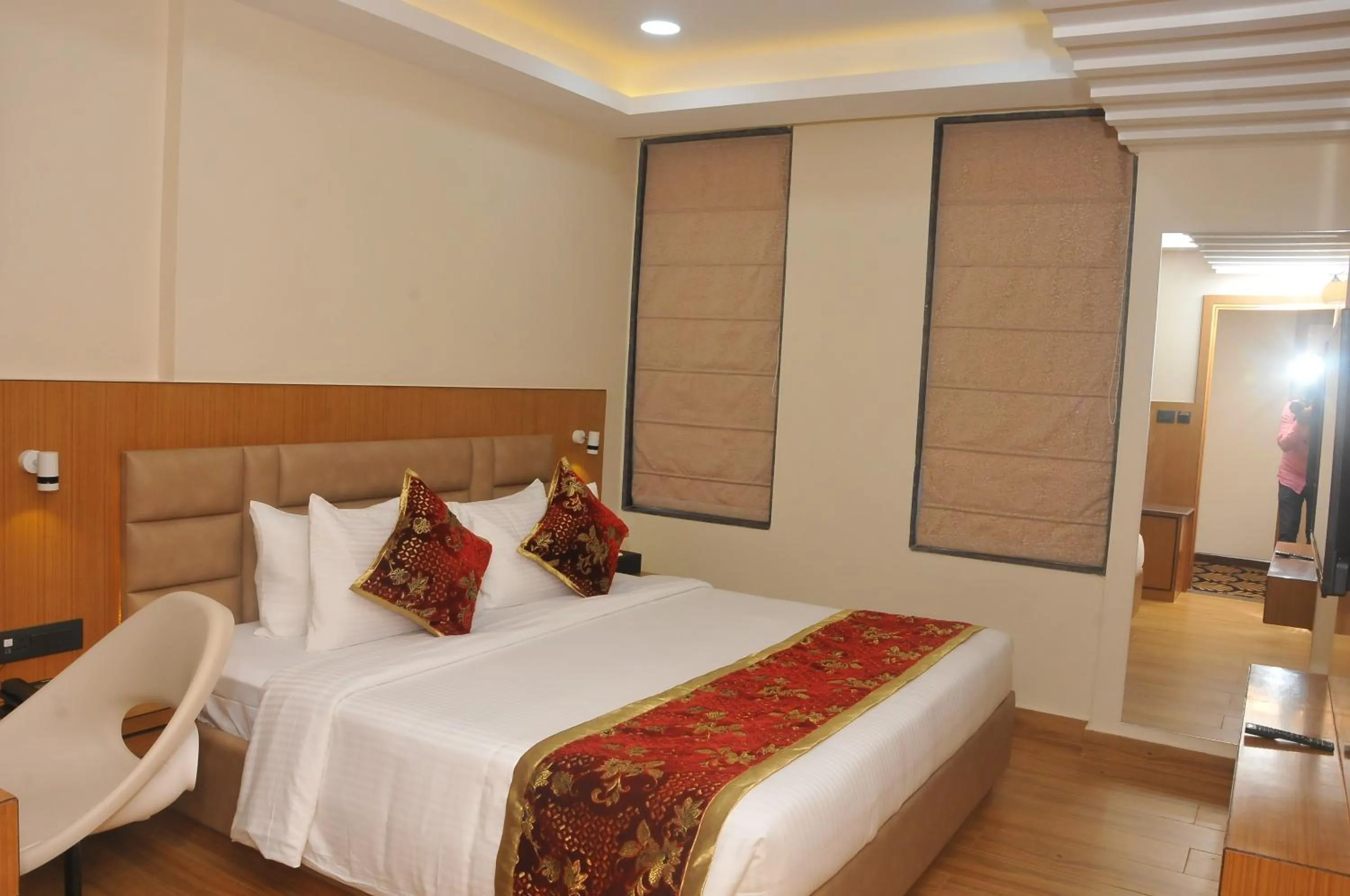 Photo of the whole room, Bed in S R Continental