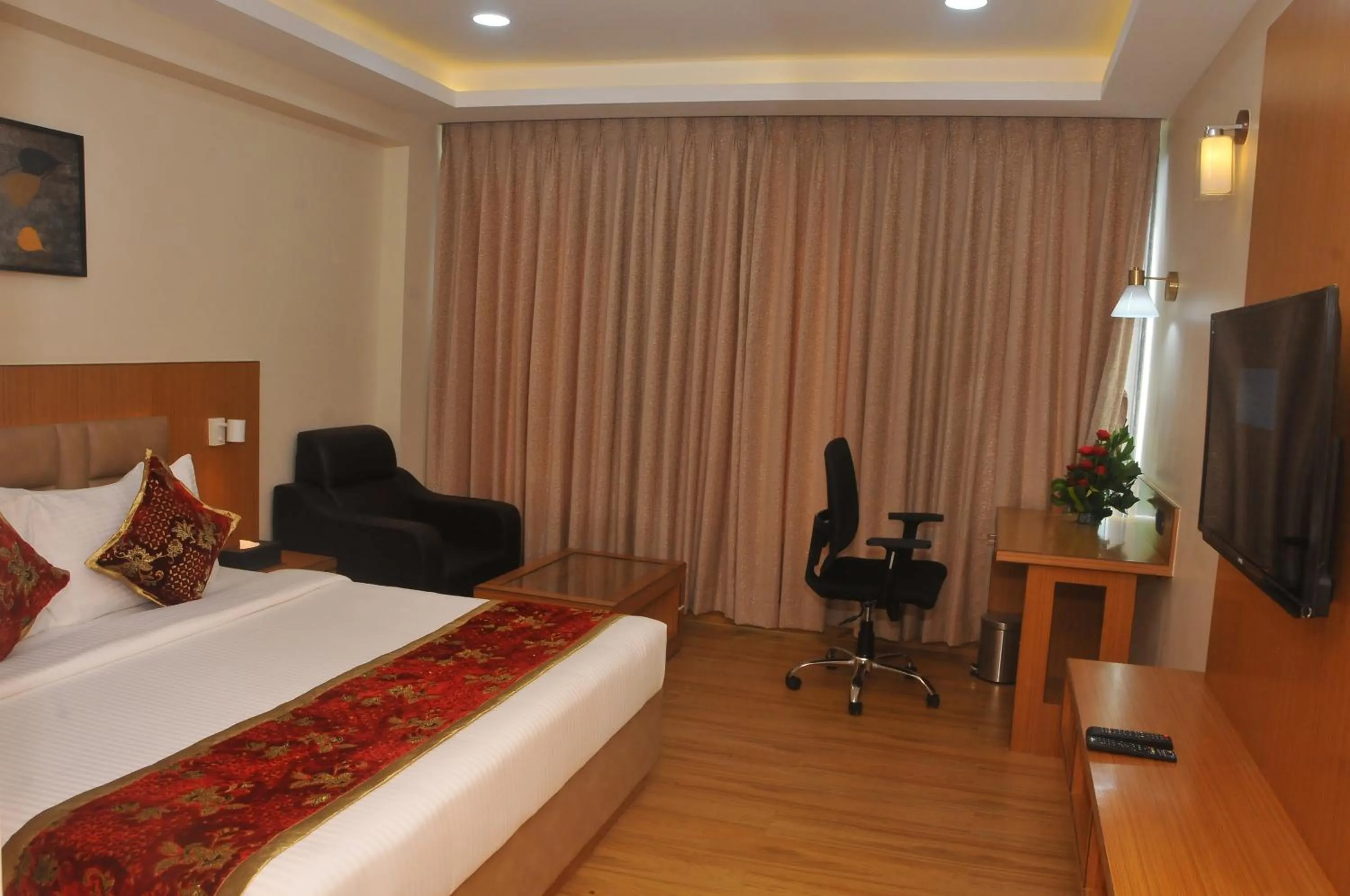 Photo of the whole room, Bed in S R Continental