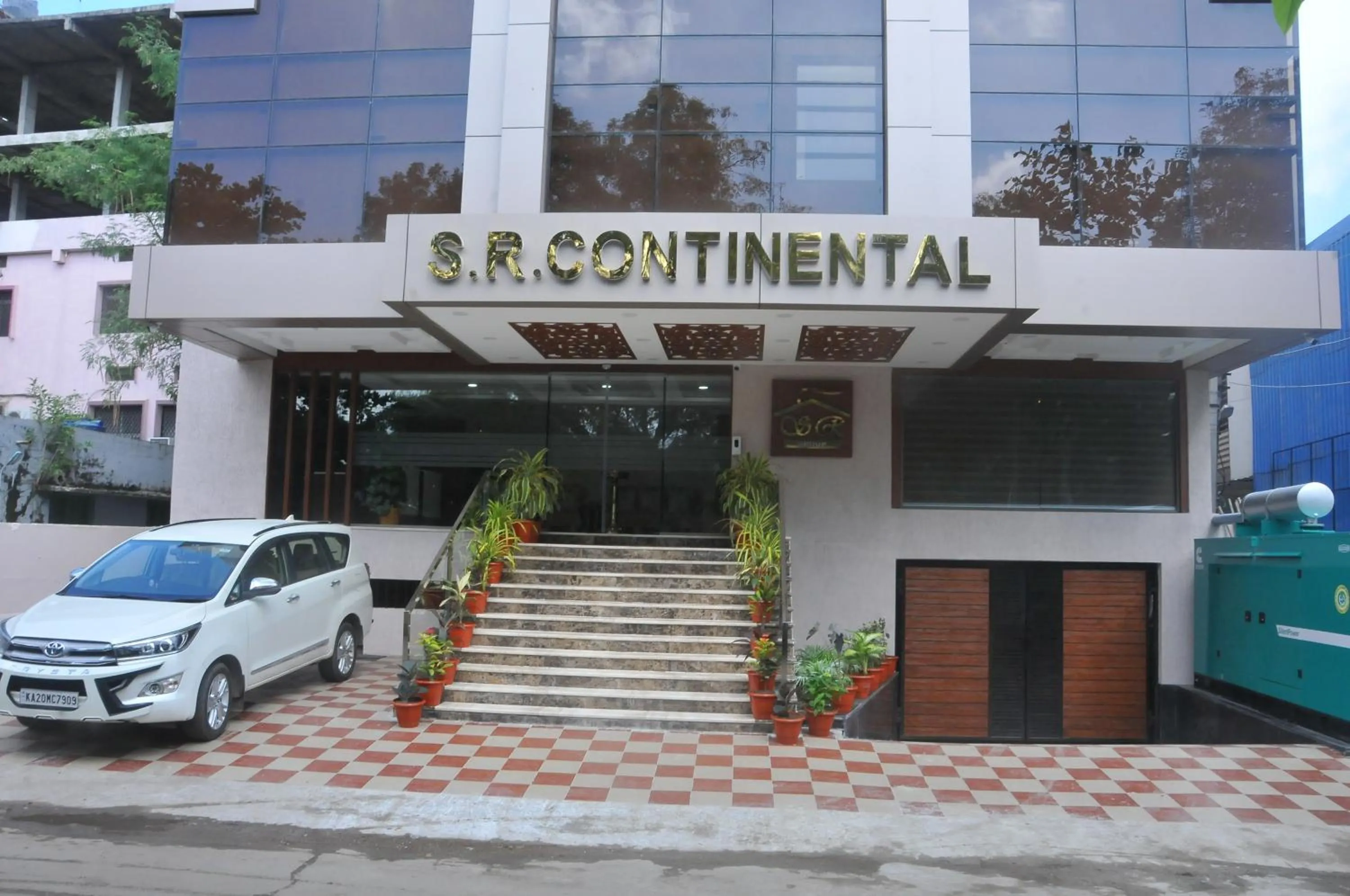 Facade/entrance in S R Continental
