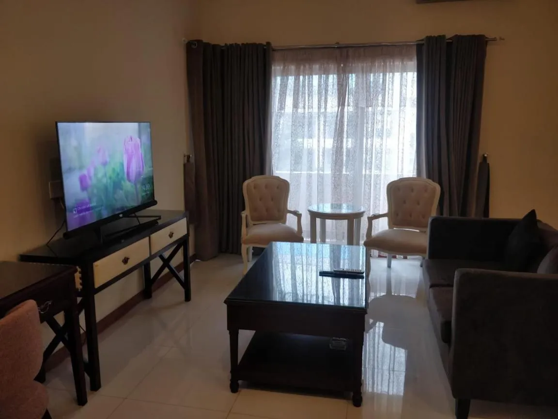 Communal lounge/ TV room in Comfyinn Guest House