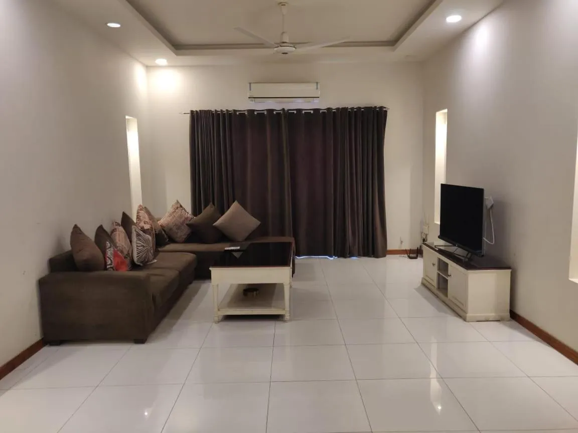 Communal lounge/ TV room in Comfyinn Guest House