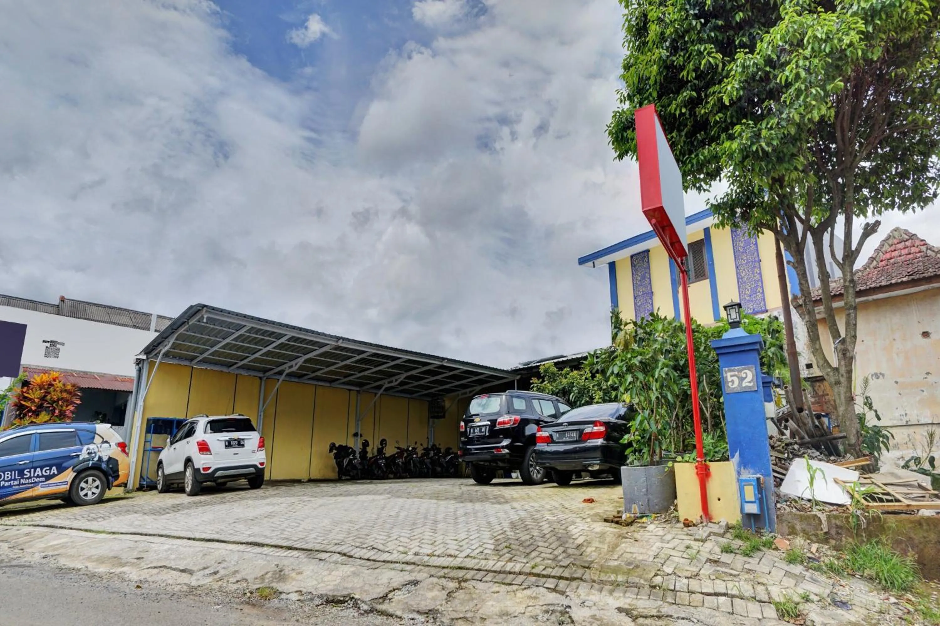 Facade/entrance in Hotel O Btc Guest House Syariah