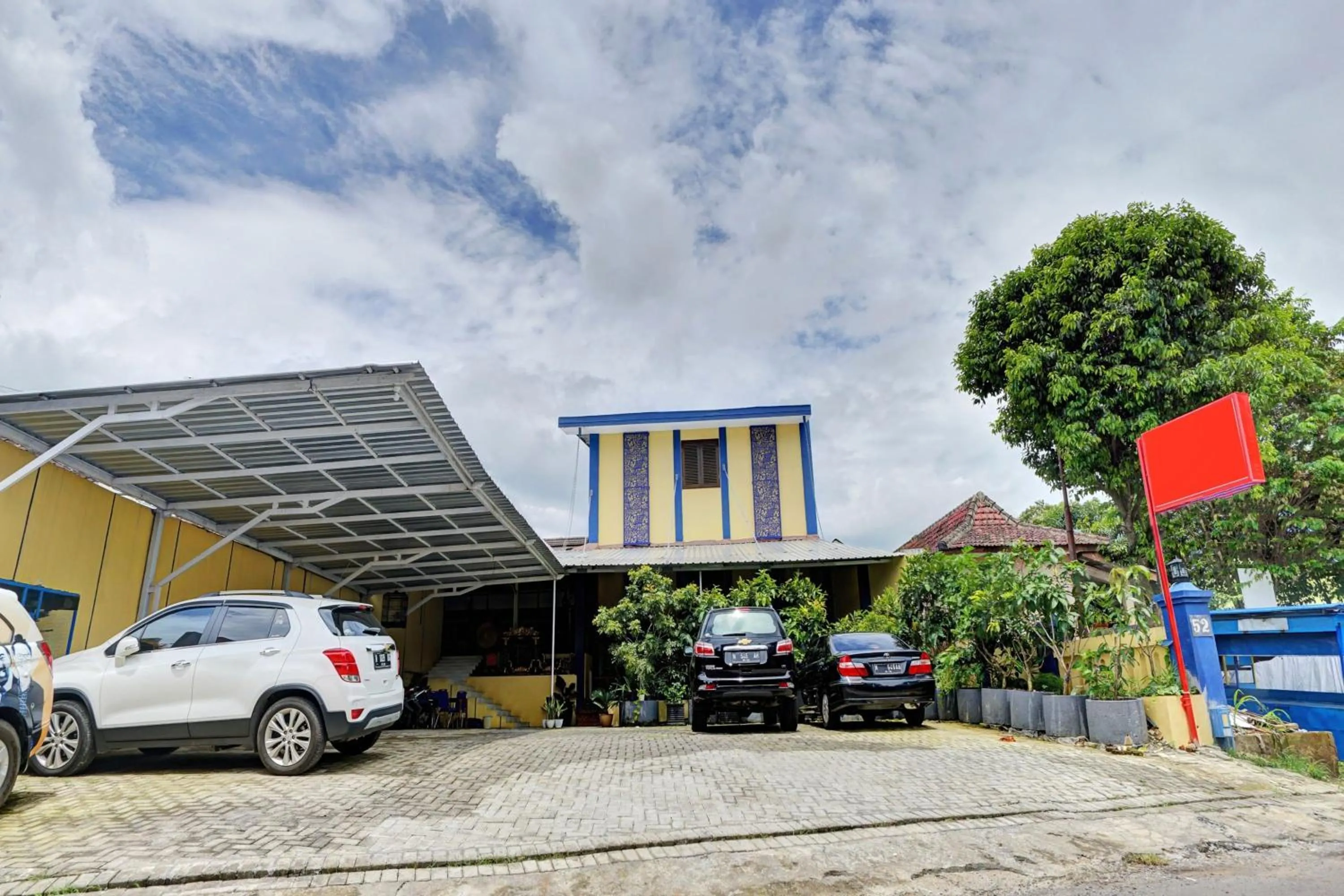 Facade/entrance in Hotel O Btc Guest House Syariah