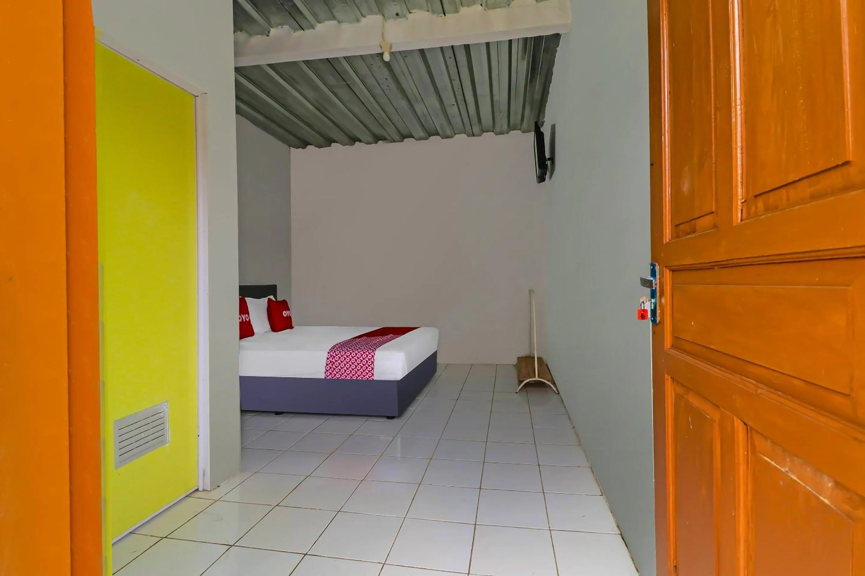Bedroom, Bed in OYO 90809 Homestay Black Pink Merah Jambu Syariah