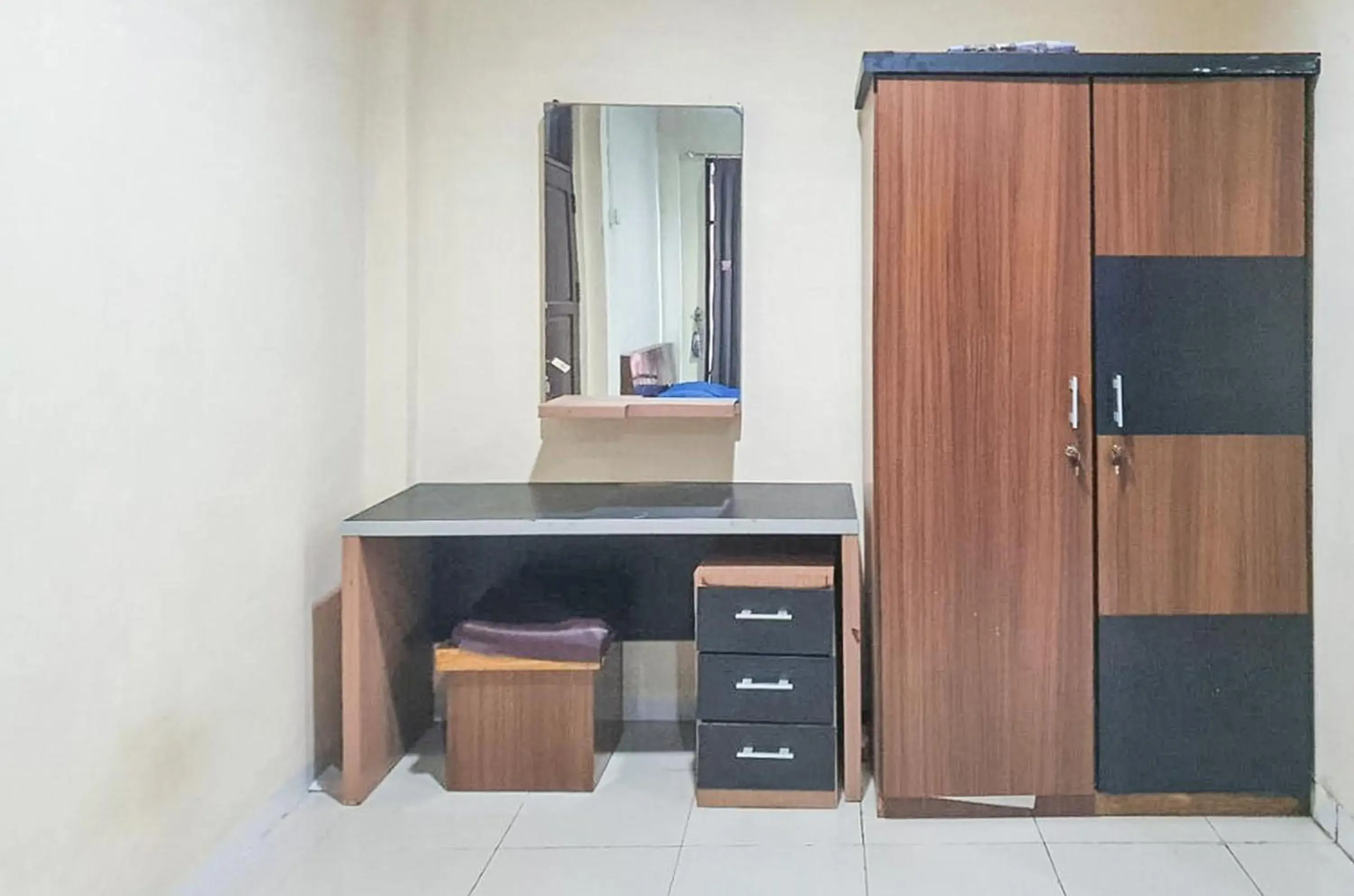 Twin Room in Hotel O Wisma Awal Fajar Syariah Near Mars Gym Bulukumba Twin Room in Hotel O Wisma Awal Fajar Syariah Near Mars Gym Bulukumba