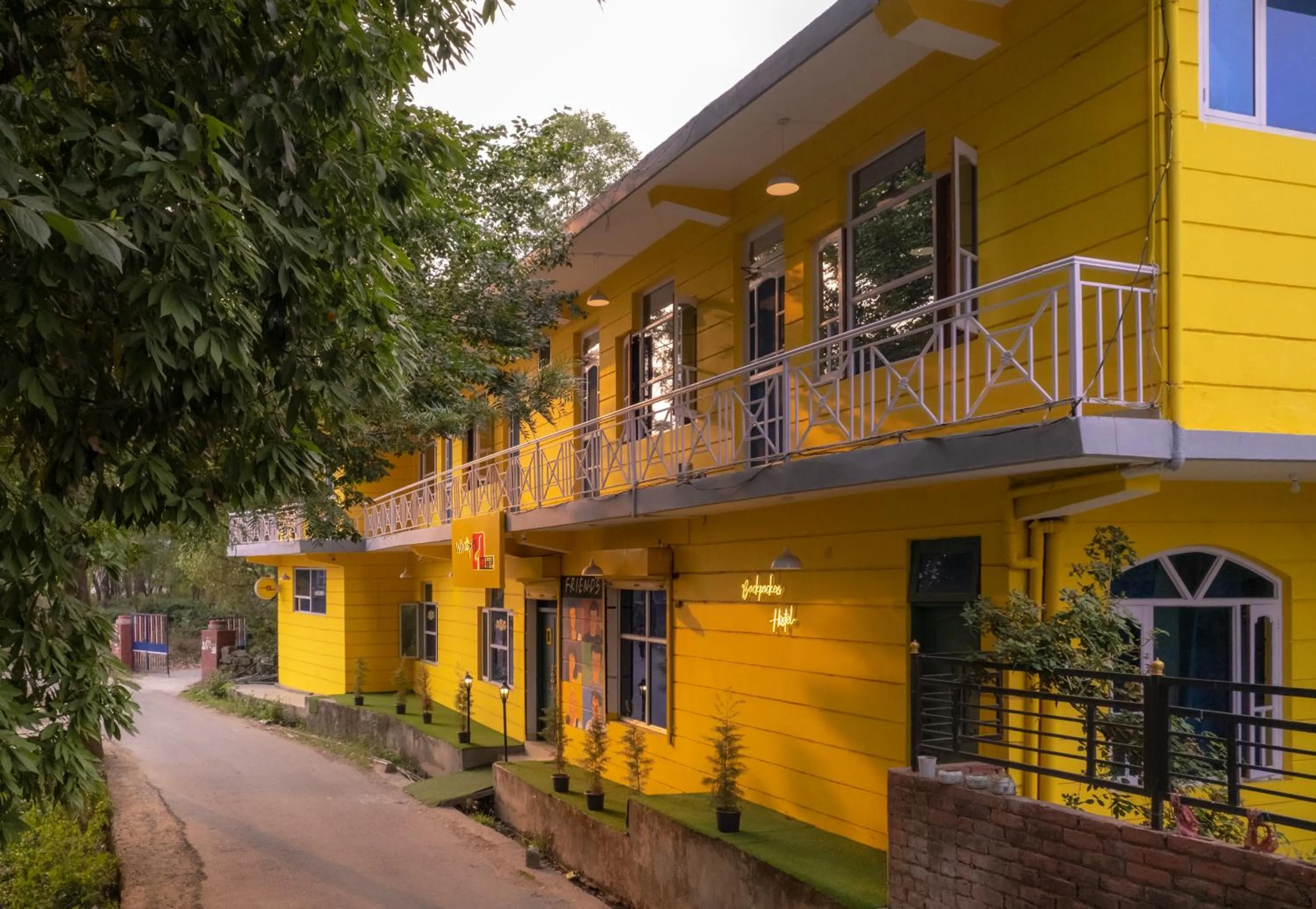 Property building in Whoopers Hostel Bir