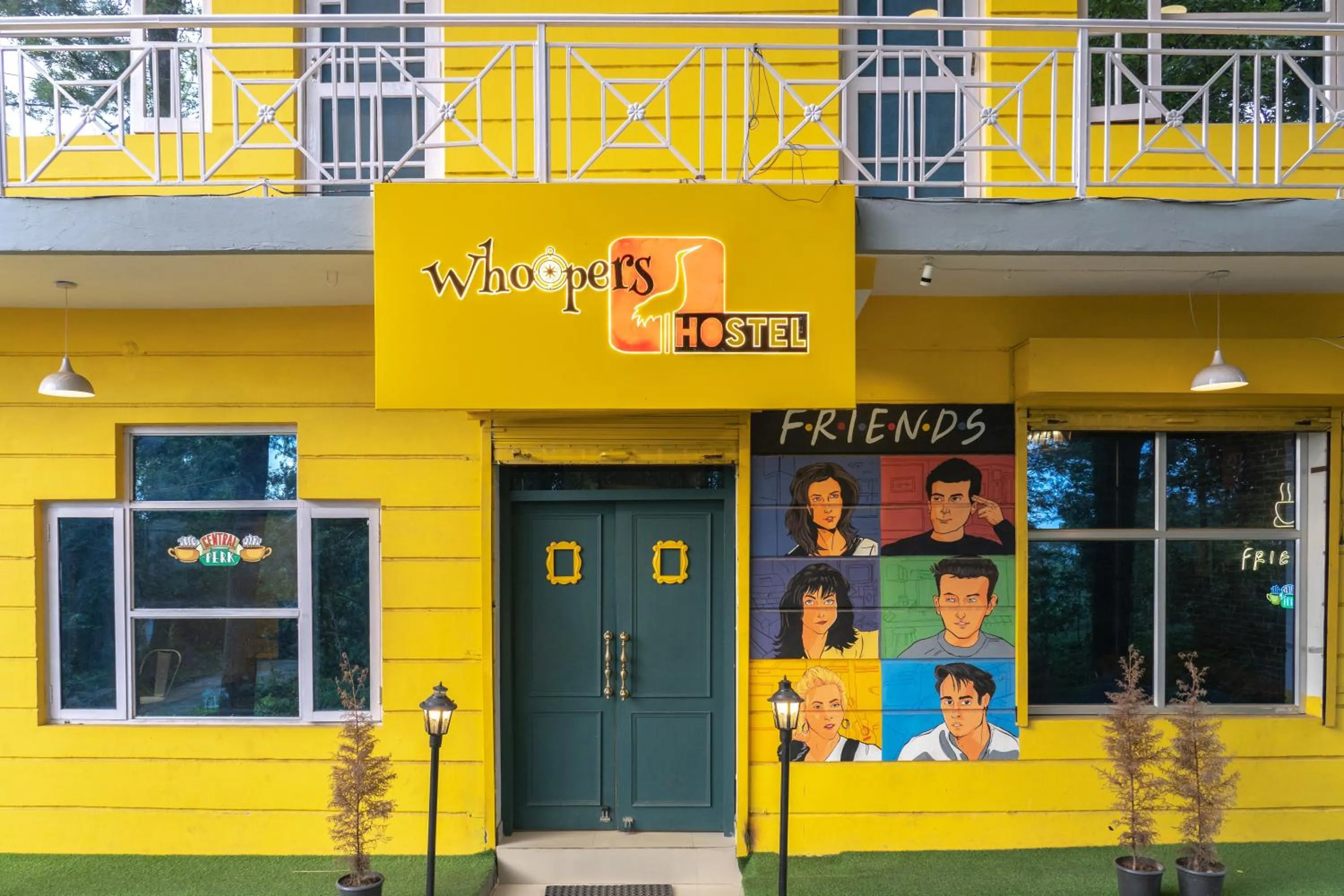 Facade/entrance in Whoopers Hostel Bir