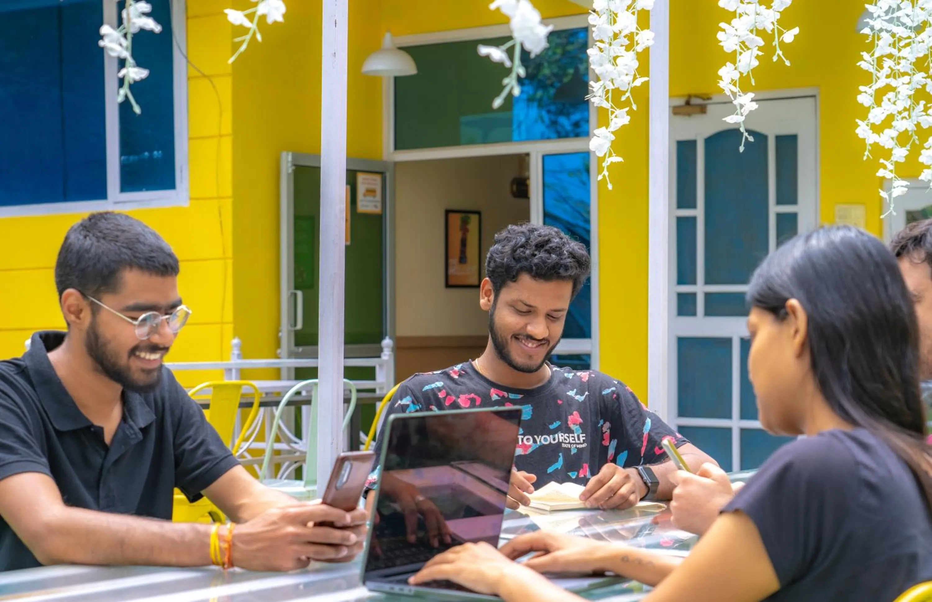 Restaurant/places to eat in Whoopers Hostel Bir