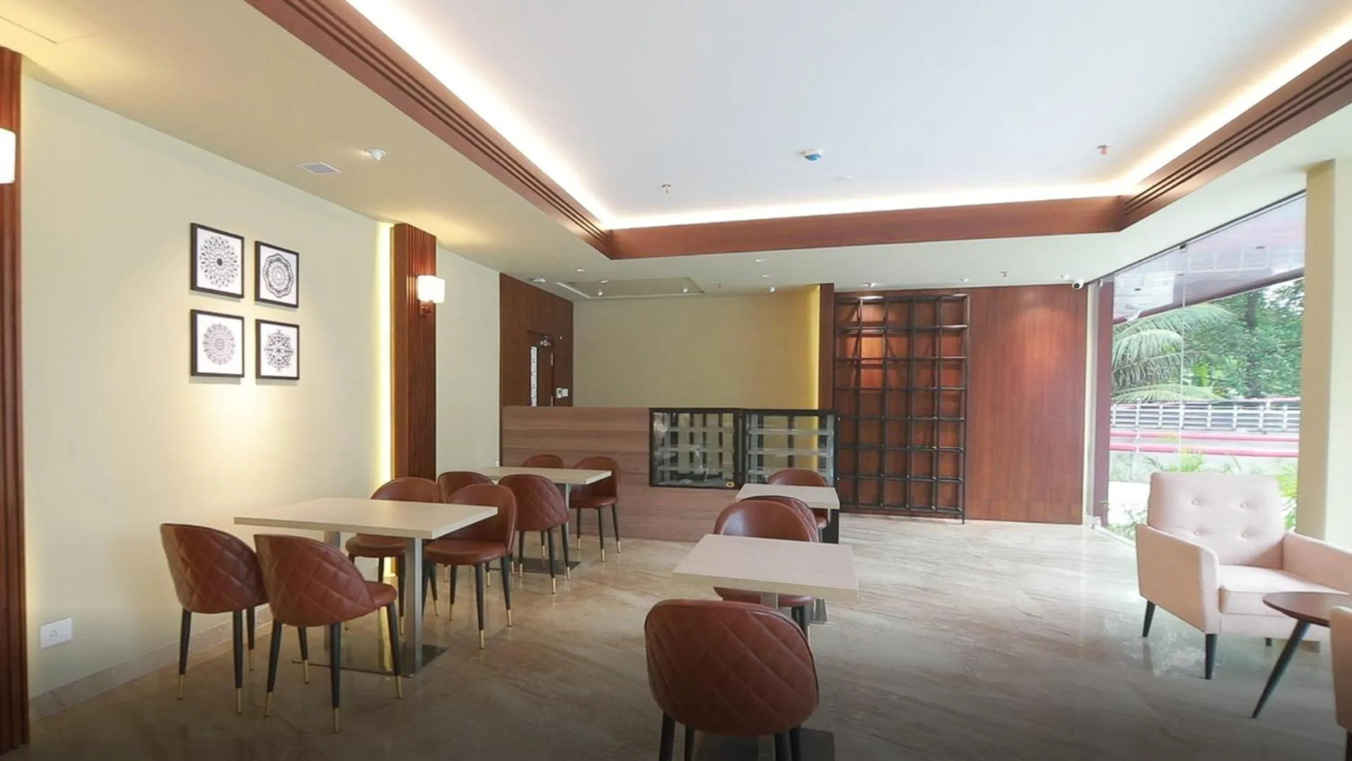 Restaurant/places to eat in Magnet Hotel