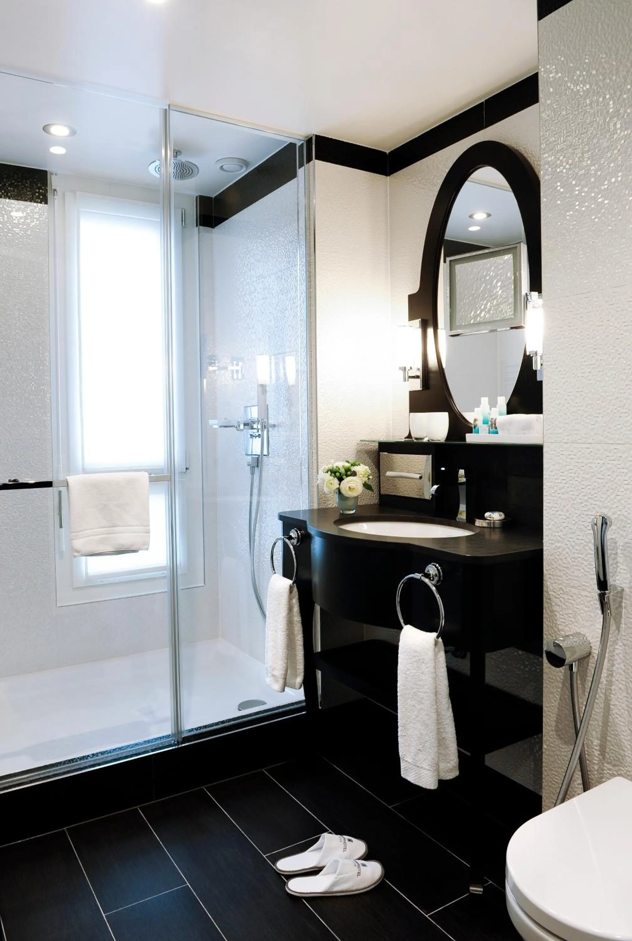 Bathroom in Hôtel Tiffany by Fassbind