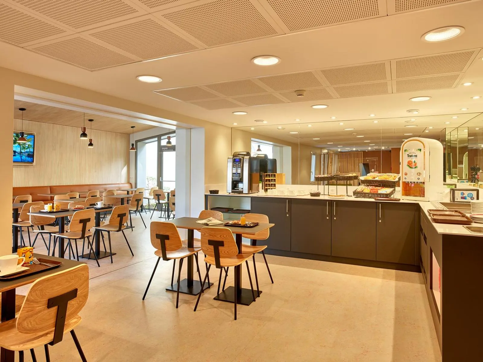 Breakfast in Hôtel REVOTEL Nancy Centre Gare et Congrès