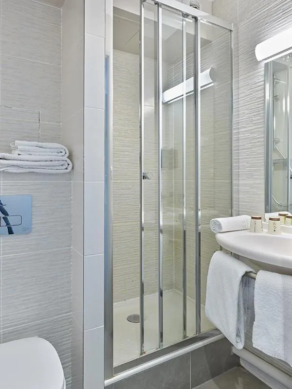 Bathroom in Hôtel REVOTEL Nancy Centre Gare et Congrès