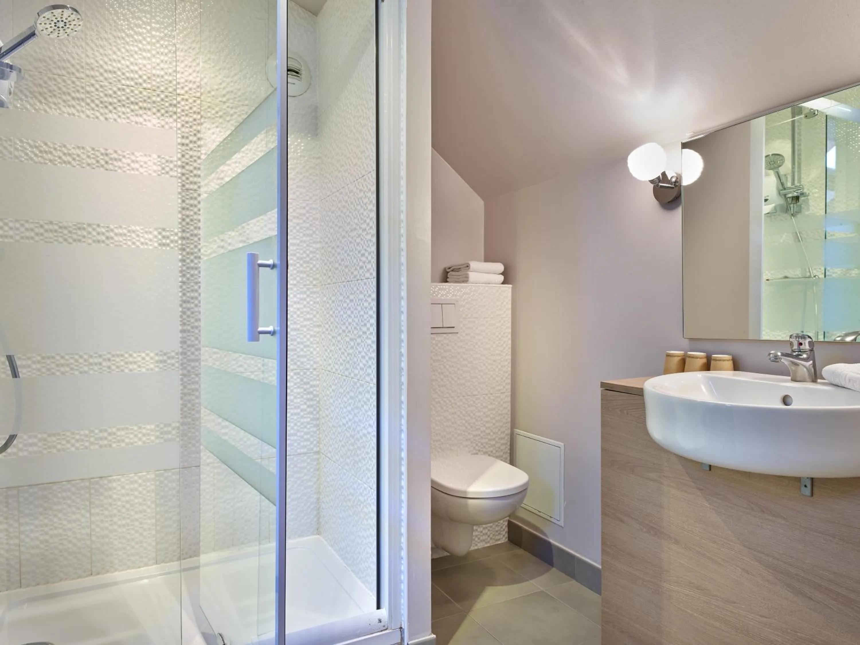 Bathroom in Hôtel REVOTEL Nancy Centre Gare et Congrès