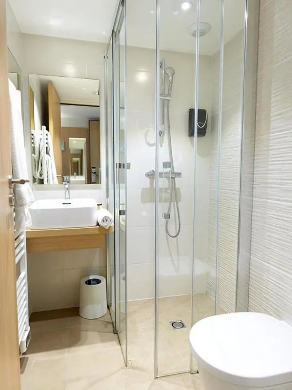 Bathroom in Hôtel REVOTEL Nancy Centre Gare et Congrès