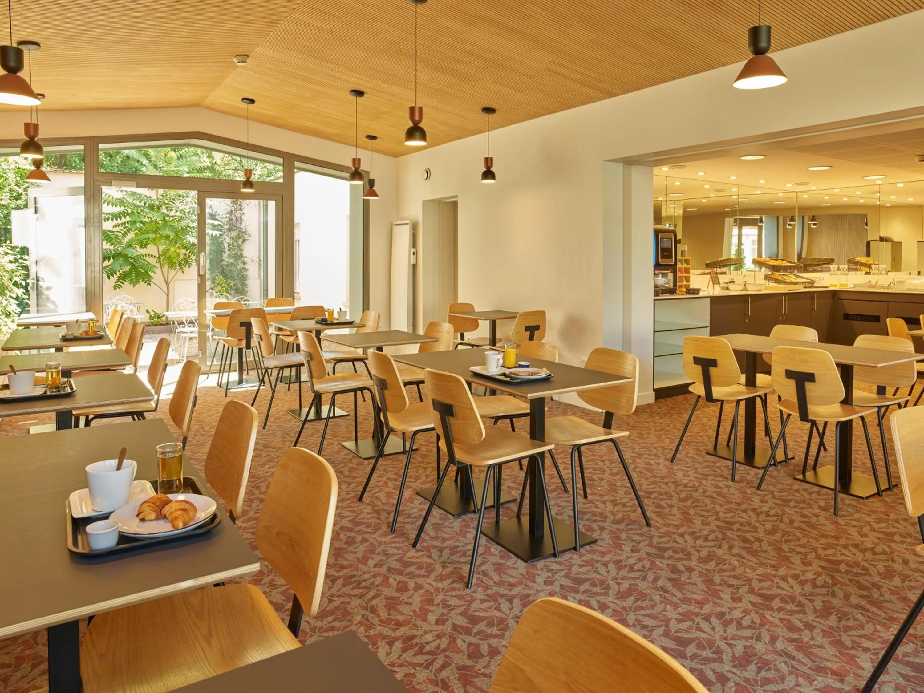 Restaurant/places to eat in Hôtel REVOTEL Nancy Centre Gare et Congrès