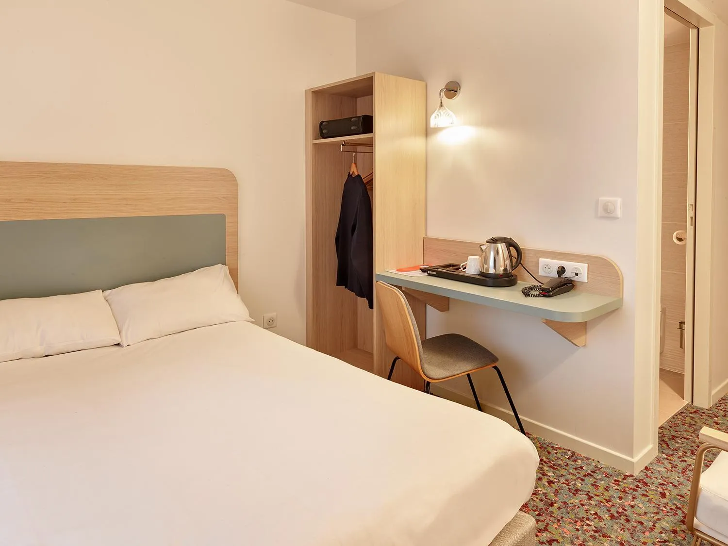 Coffee/tea facilities, Bed in Hôtel REVOTEL Nancy Centre Gare et Congrès