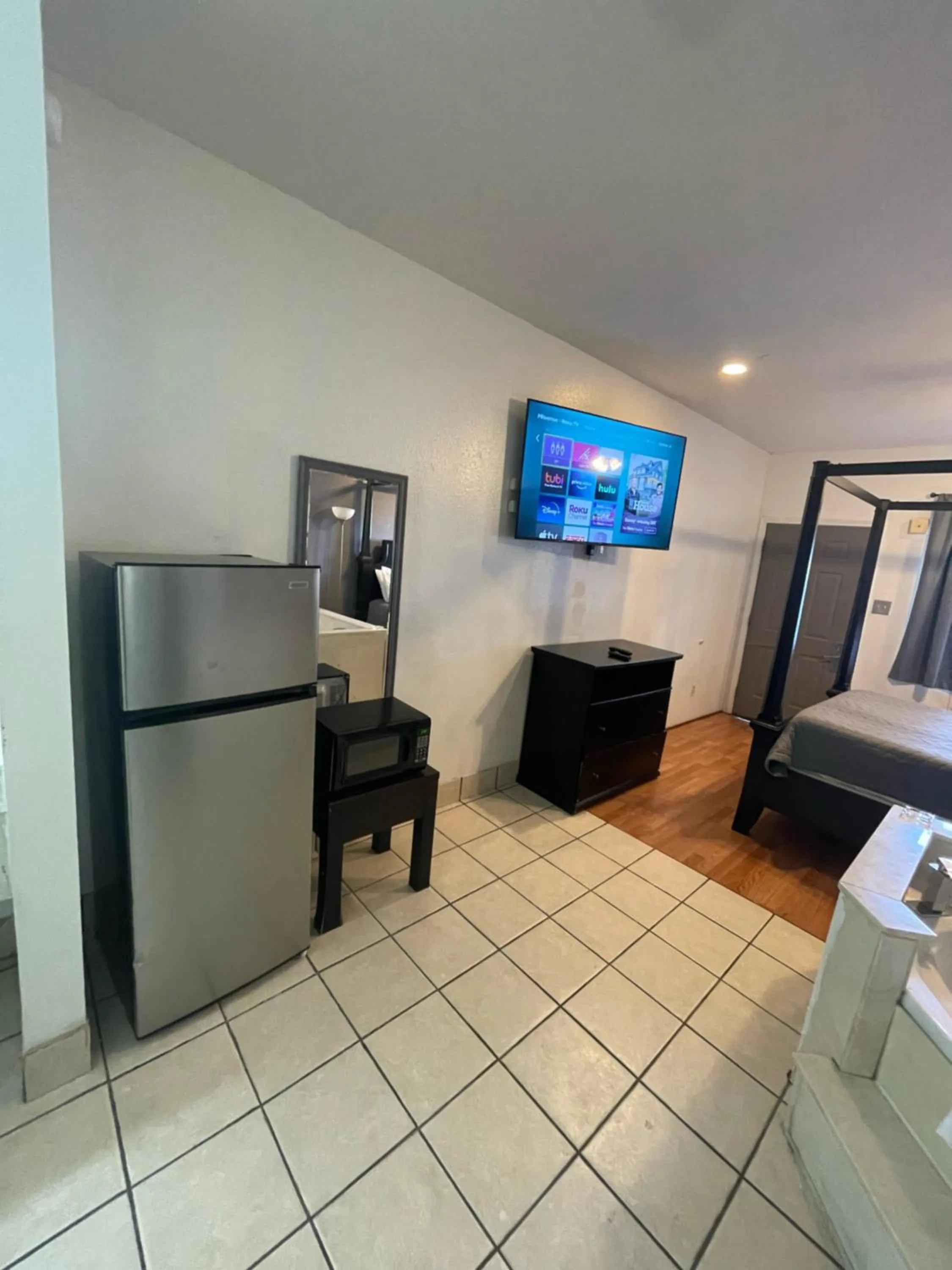 TV and multimedia in Best Budget Inn