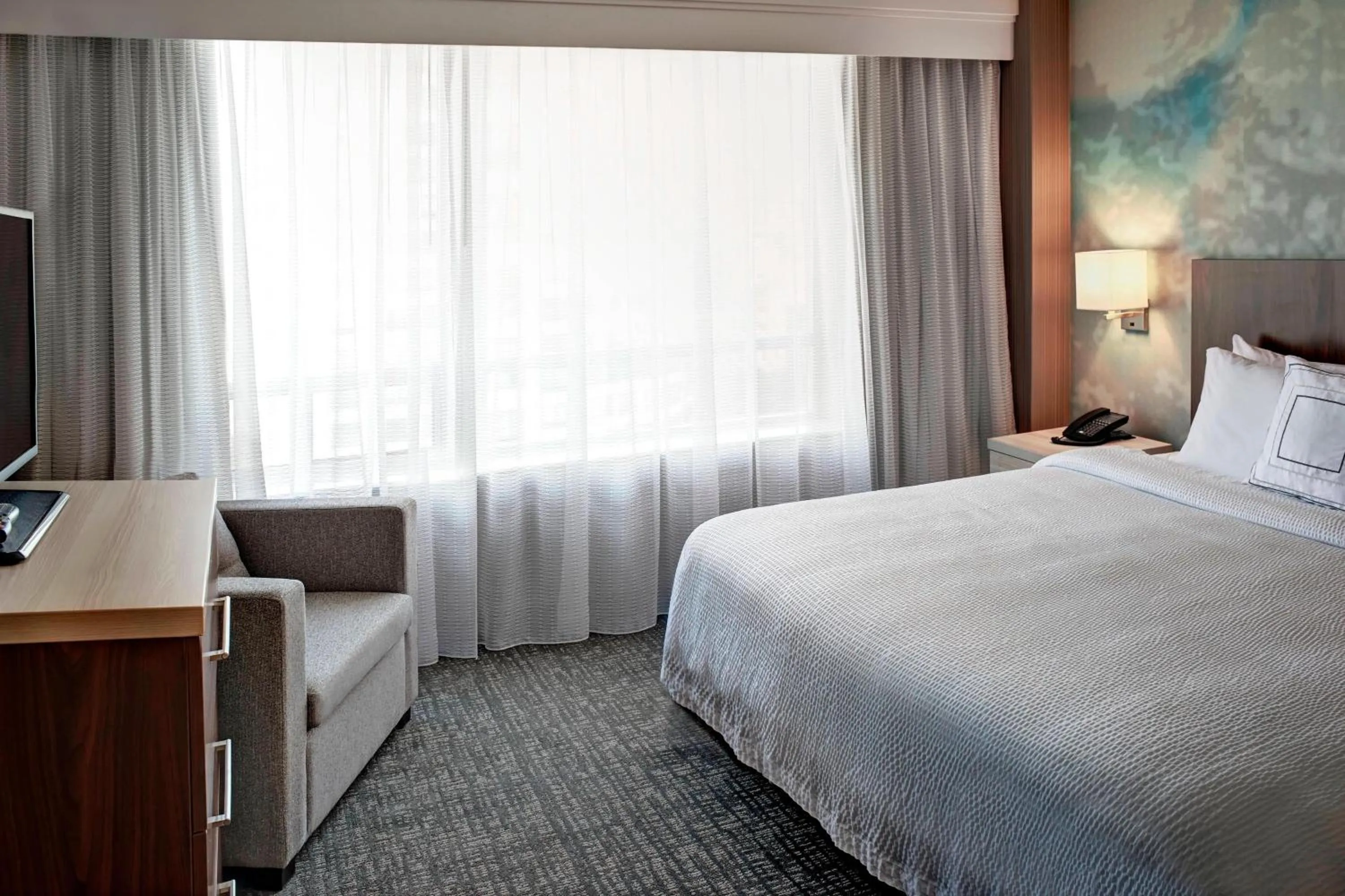 Bedroom, Bed in Courtyard by Marriott Toronto Downtown