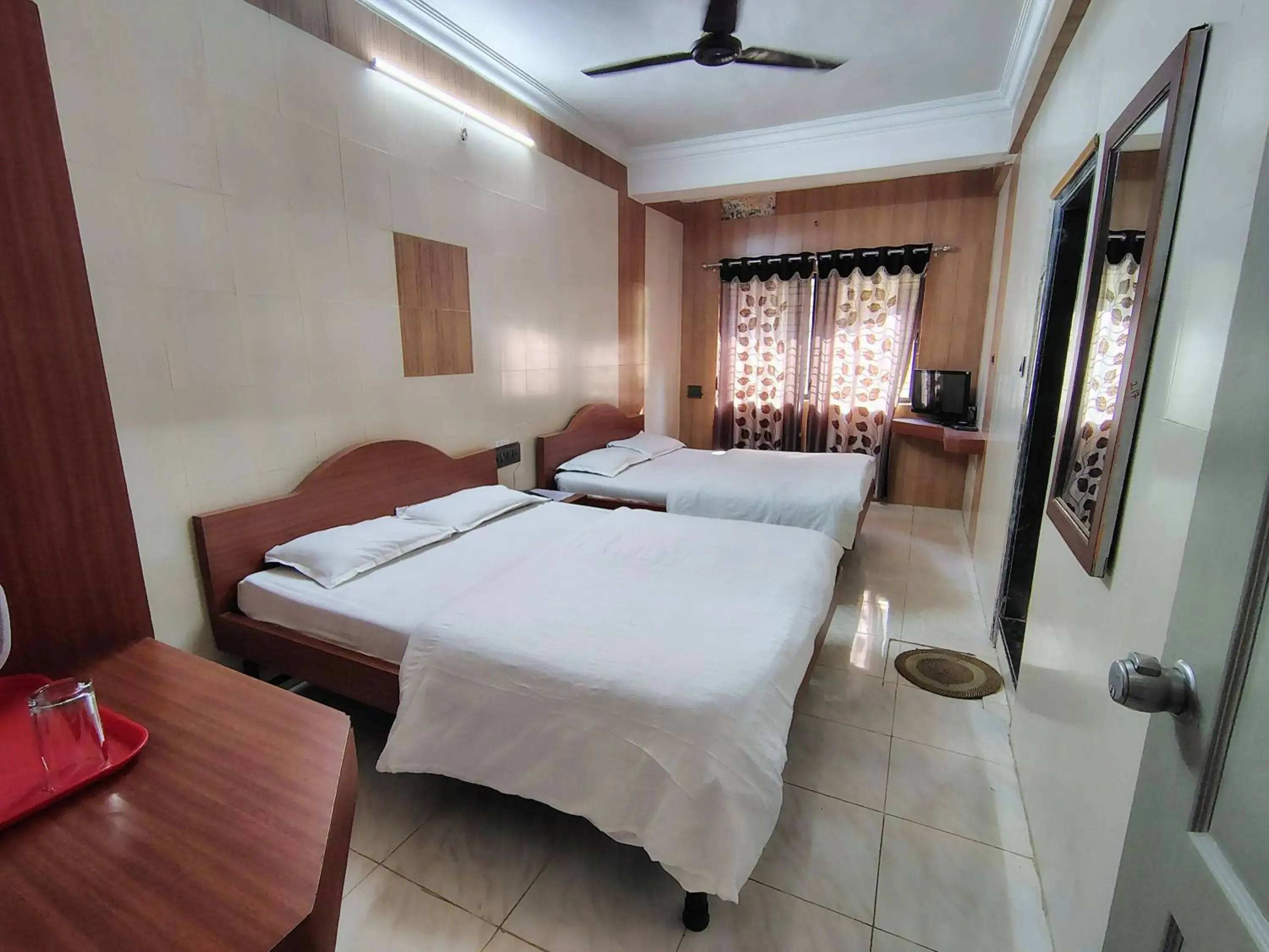 Comfort Quadruple Room in Hotel Dhruv Palace Comfort Quadruple Room in Hotel Dhruv Palace